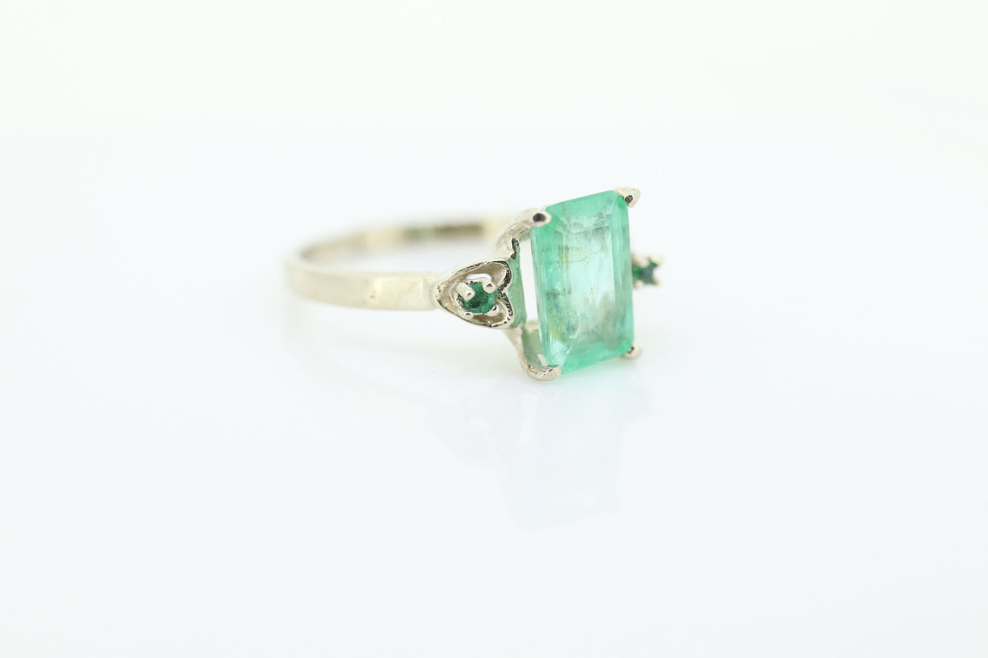14k Natural Emerald White gold solitaire ring. Genuine Natural Emerald Ring with emerald accents. st(121)