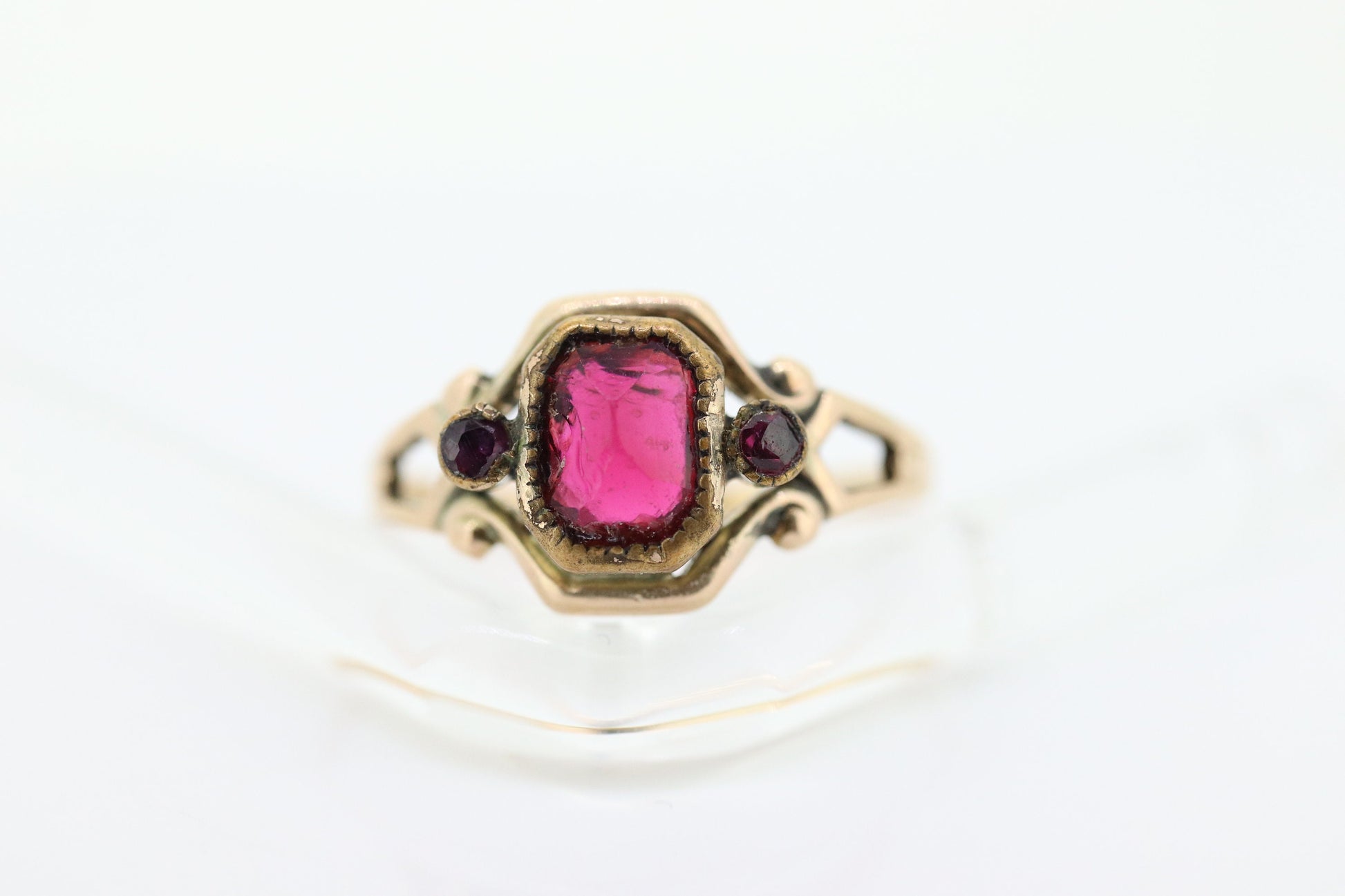 10k Victorian Bezel Set Garnet. Antique 10k Rose Gold oval garnet claw set solitaire. st(82)