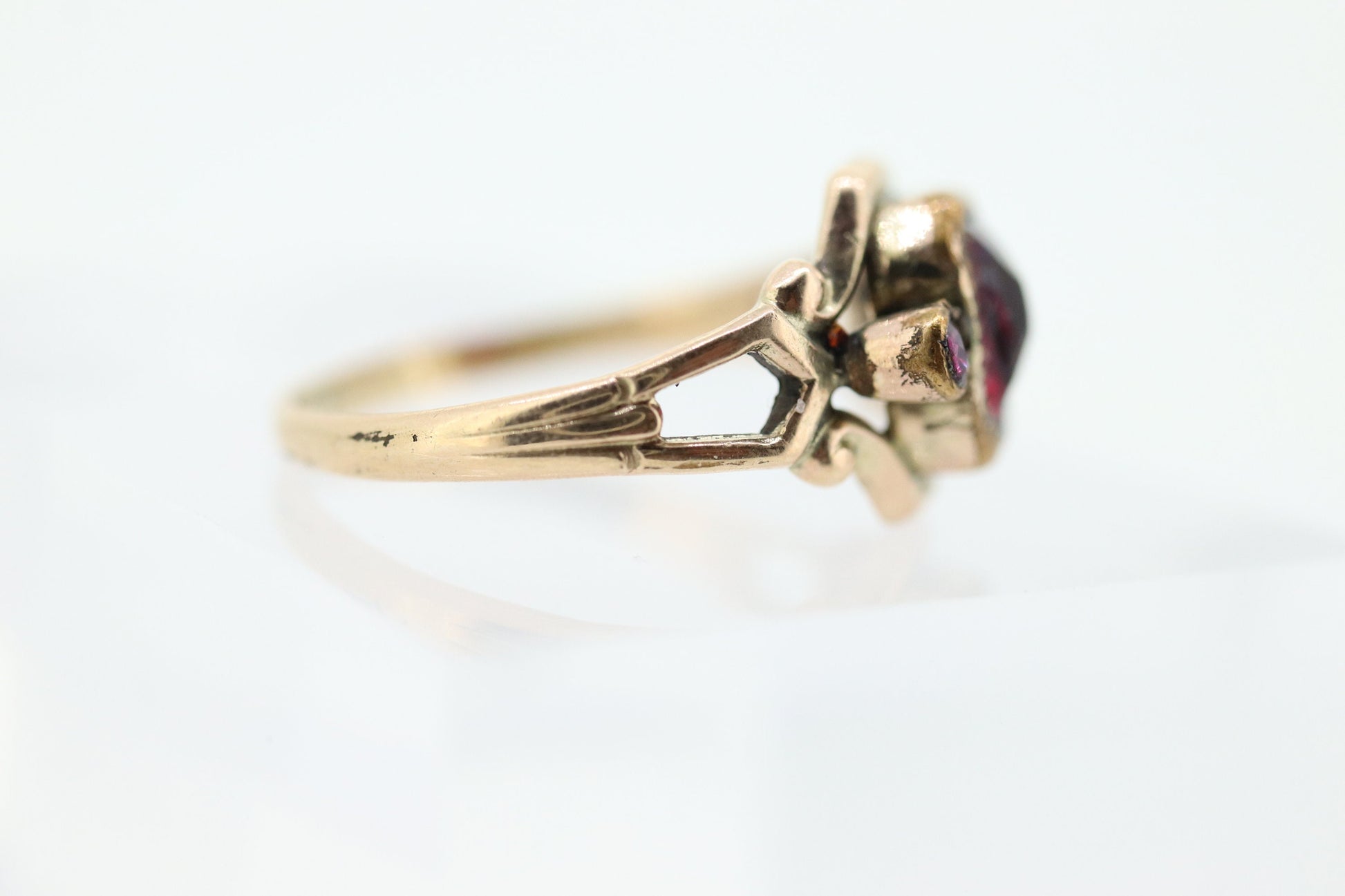 10k Victorian Bezel Set Garnet. Antique 10k Rose Gold oval garnet claw set solitaire. st(82)