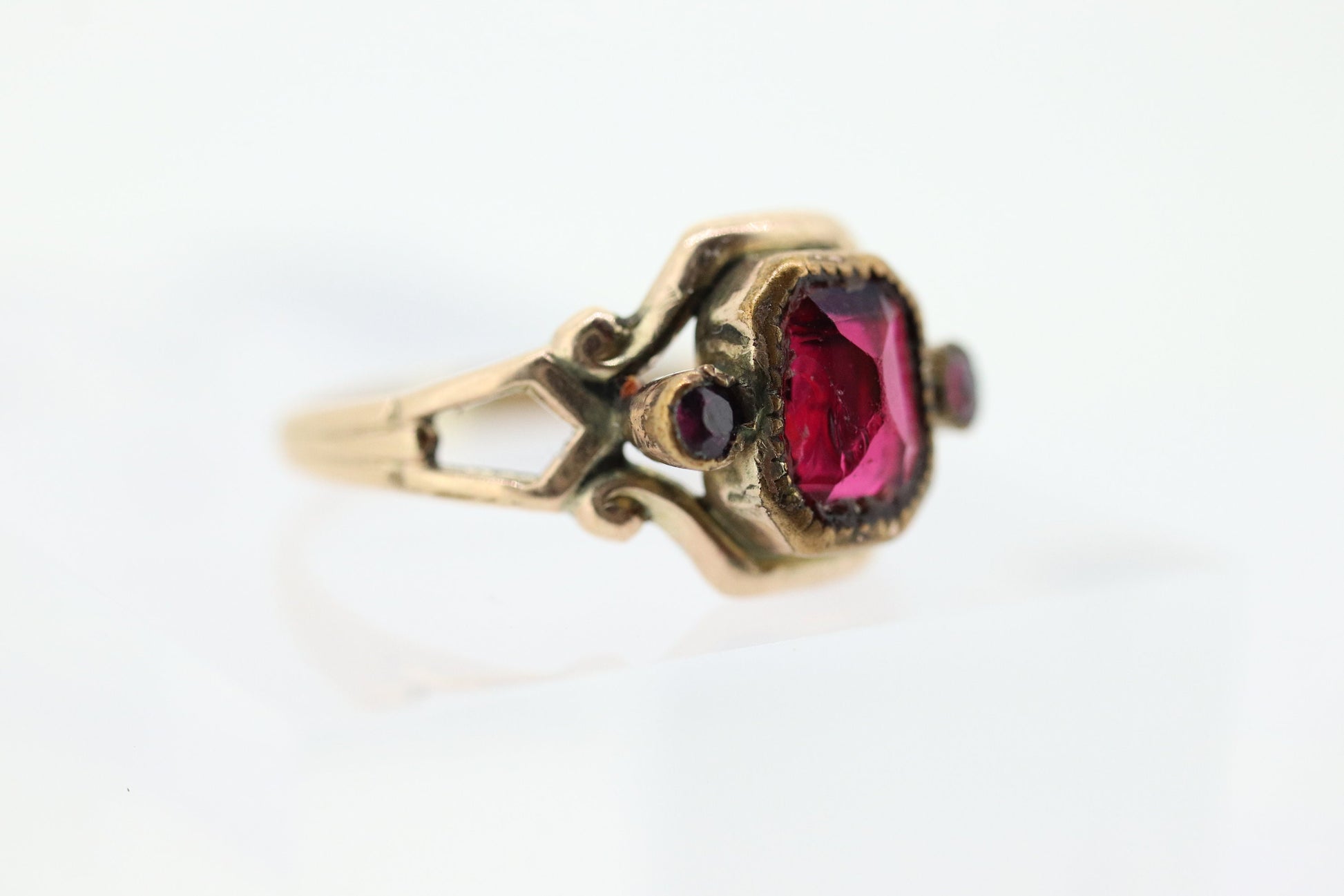 10k Victorian Bezel Set Garnet. Antique 10k Rose Gold oval garnet claw set solitaire. st(82)