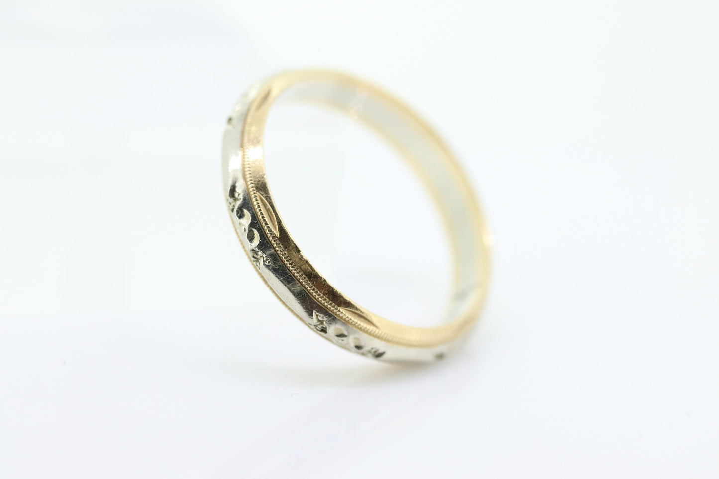 sz11 Engraved Gold band. 14k Two Tone White and Yellow wedding band. Stackable ring. Vintage 1940s. Tu-tone band. st(161/11)