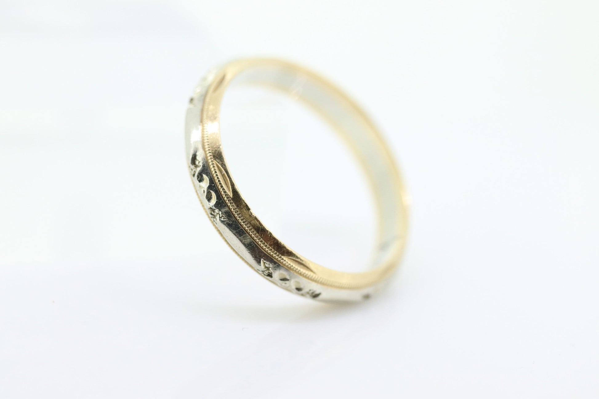 sz11 Engraved Gold band. 14k Two Tone White and Yellow wedding band. Stackable ring. Vintage 1940s. Tu-tone band. st(161/11)
