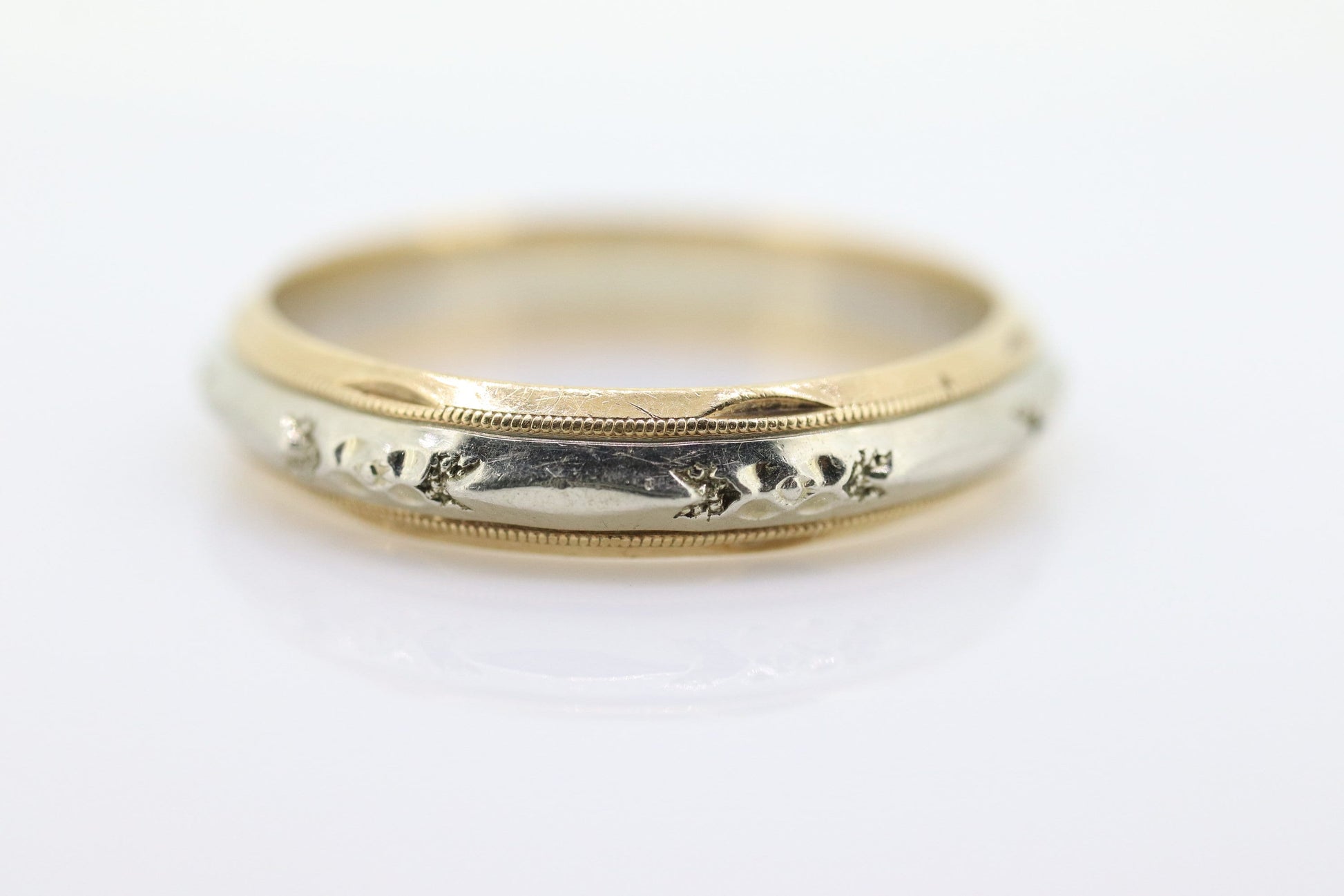 sz11 Engraved Gold band. 14k Two Tone White and Yellow wedding band. Stackable ring. Vintage 1940s. Tu-tone band. st(161/11)
