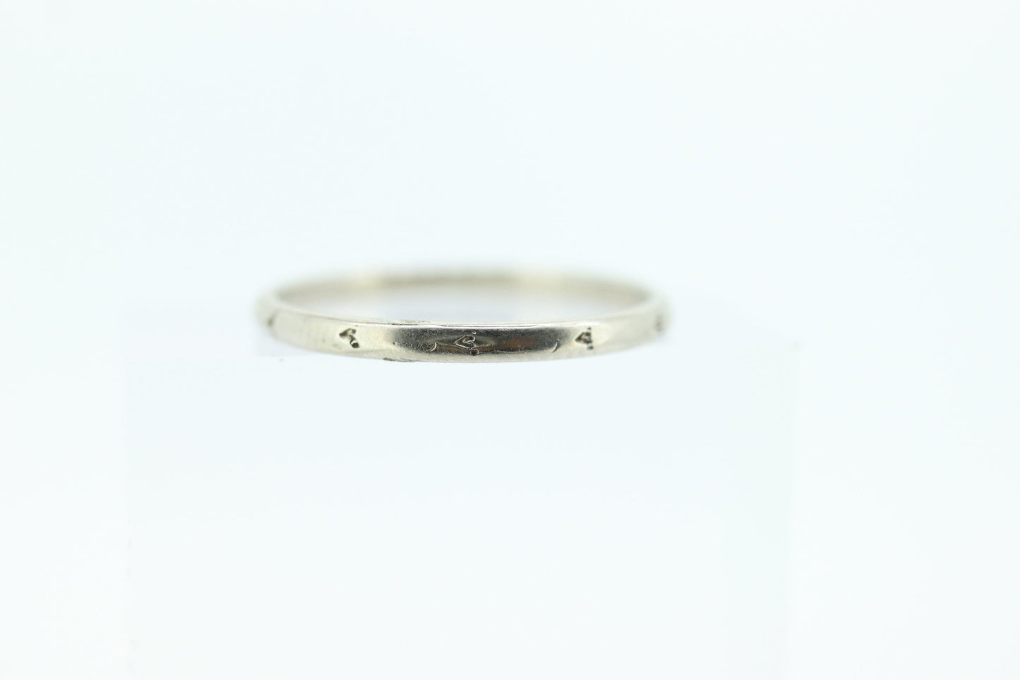 18k BELAIS Engraved Design Band. Belais tracks Ring. 18k ART DEco band thin embossed Engraved. st(69)