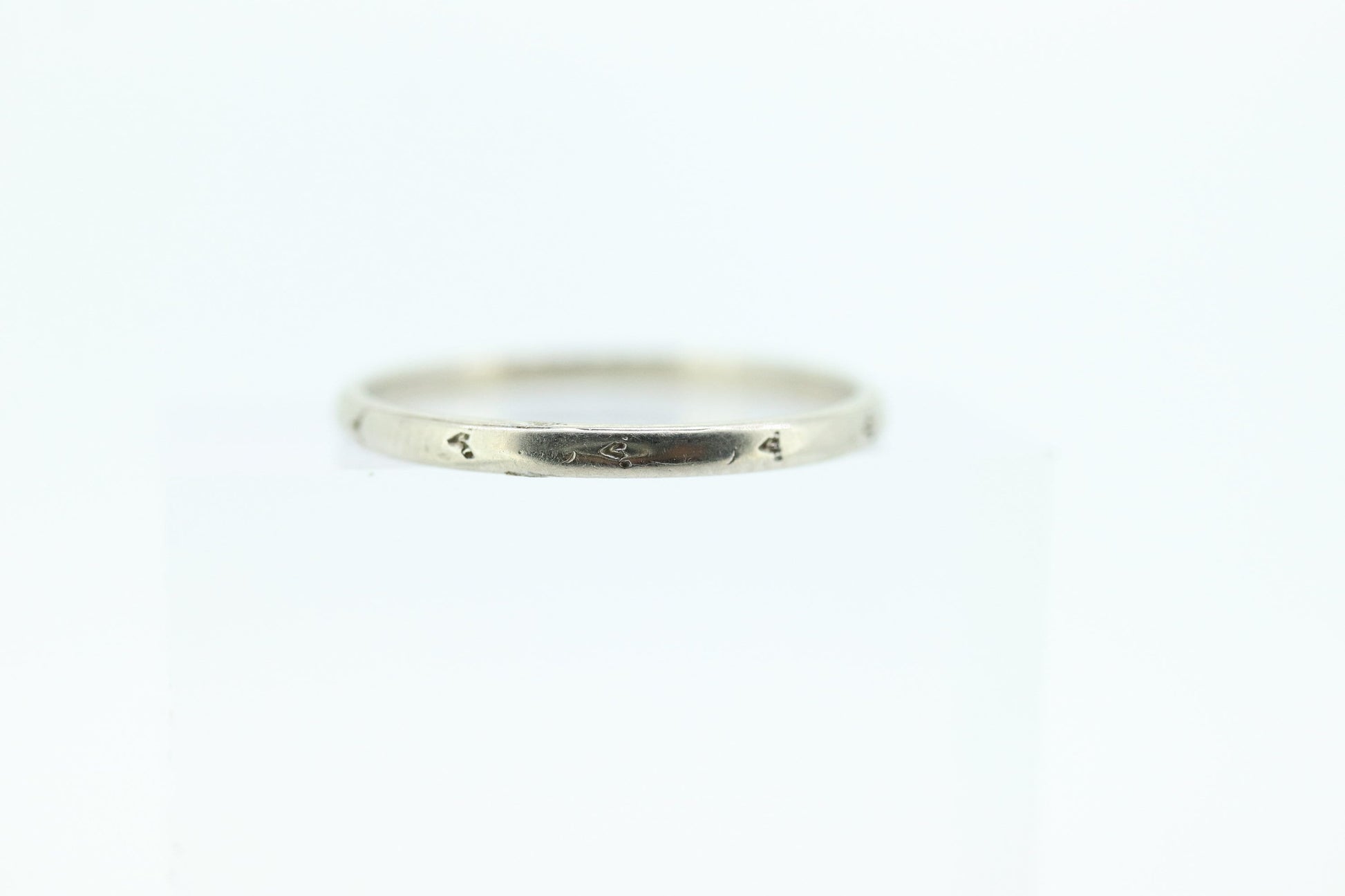 18k BELAIS Engraved Design Band. Belais tracks Ring. 18k ART DEco band thin embossed Engraved. st(69)