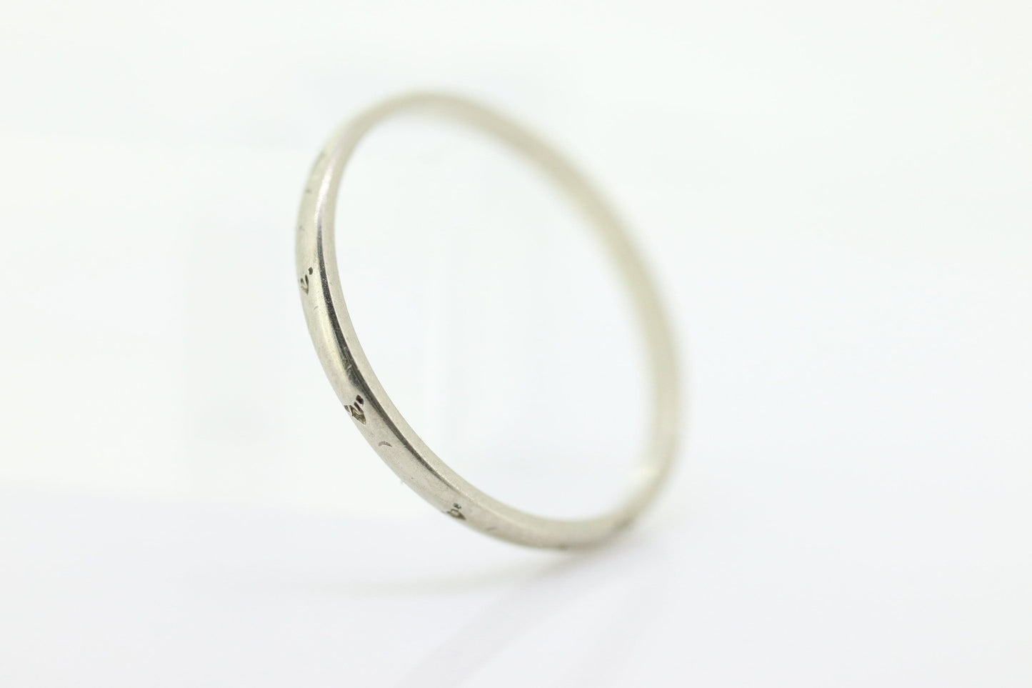 18k BELAIS Engraved Design Band. Belais tracks Ring. 18k ART DEco band thin embossed Engraved. st(69)