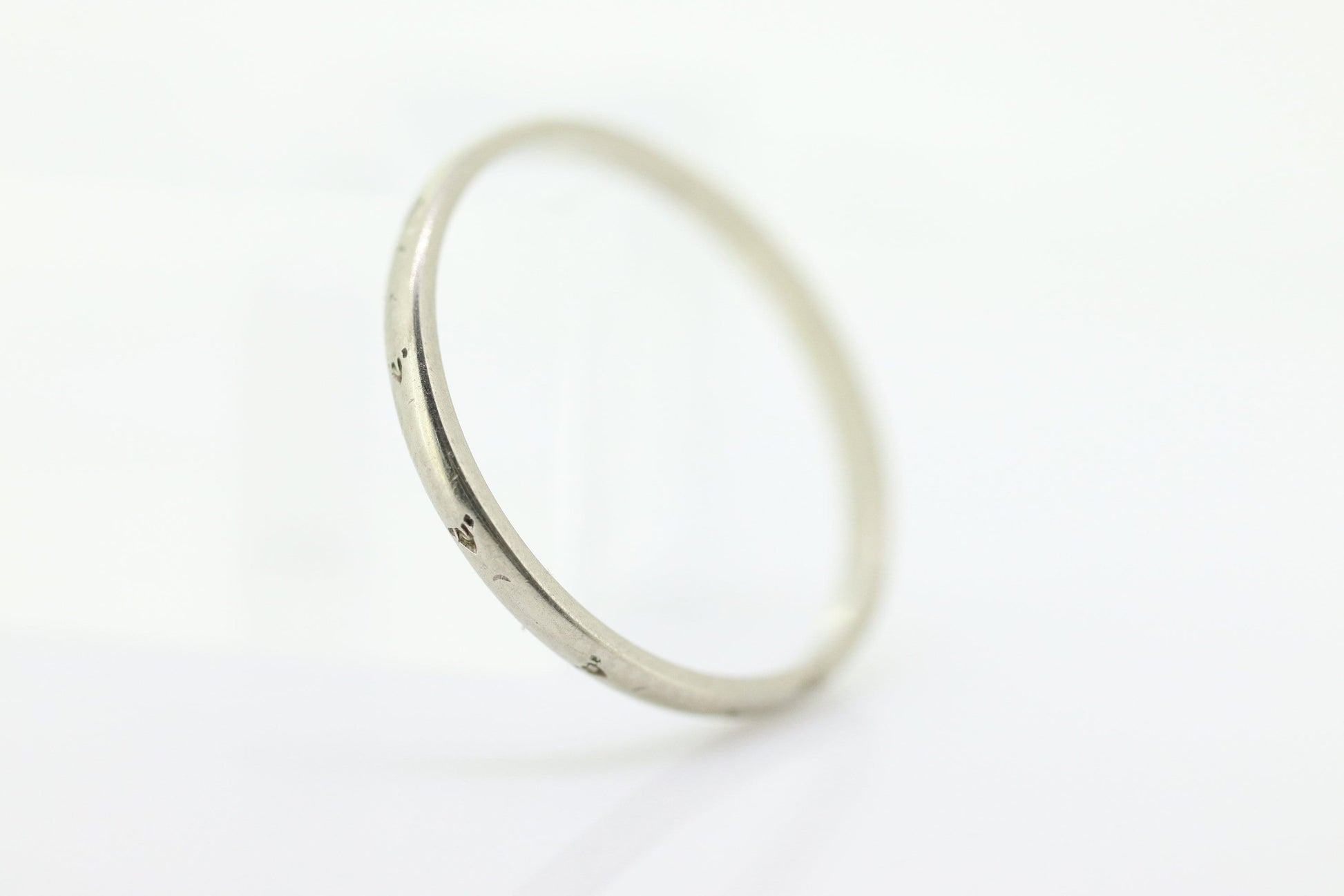 18k BELAIS Engraved Design Band. Belais tracks Ring. 18k ART DEco band thin embossed Engraved. st(69)