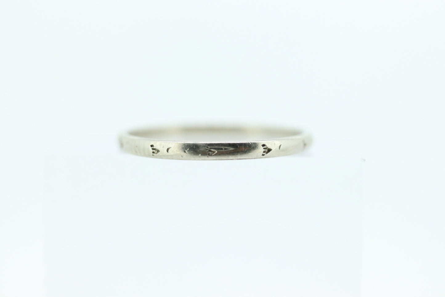 18k BELAIS Engraved Design Band. Belais tracks Ring. 18k ART DEco band thin embossed Engraved. st(69)