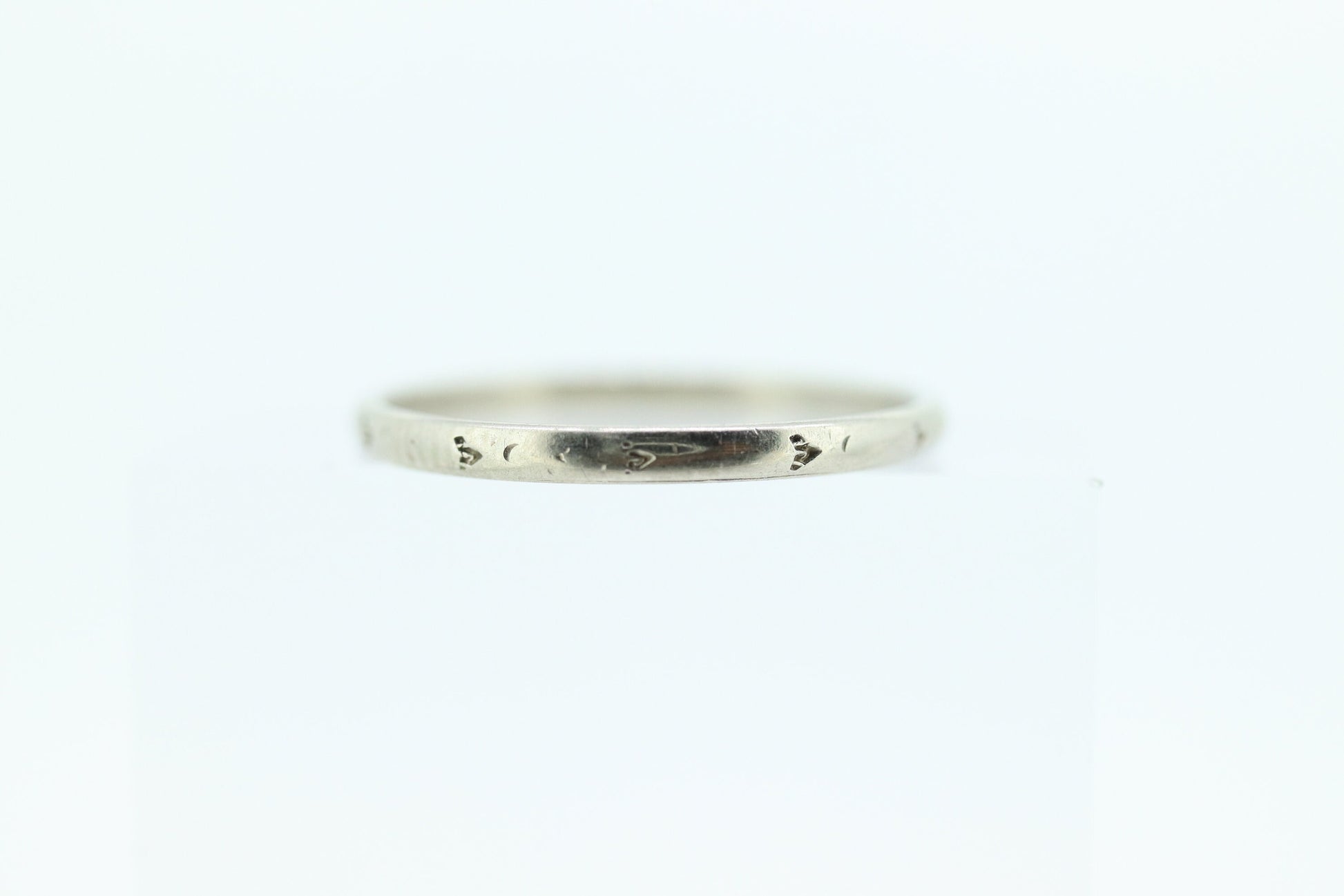 18k BELAIS Engraved Design Band. Belais tracks Ring. 18k ART DEco band thin embossed Engraved. st(69)