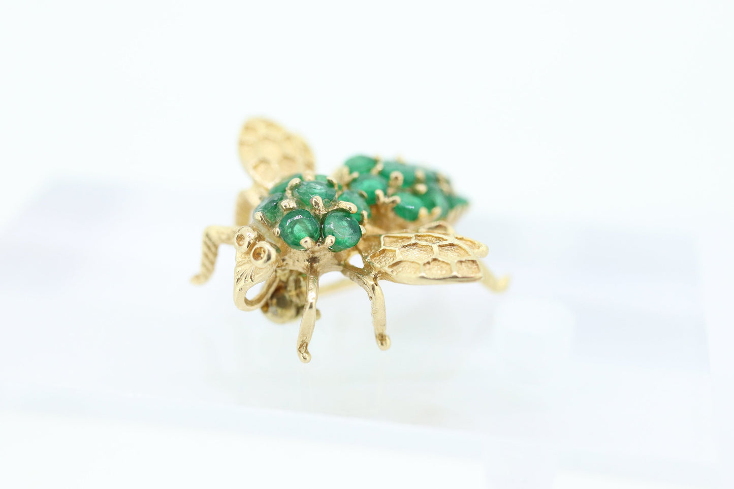 14k Bee Emerald Brooch. Bumble Bee Honey BEE. BEE brooch. with green Emerald set brooch pin. st(115/11)