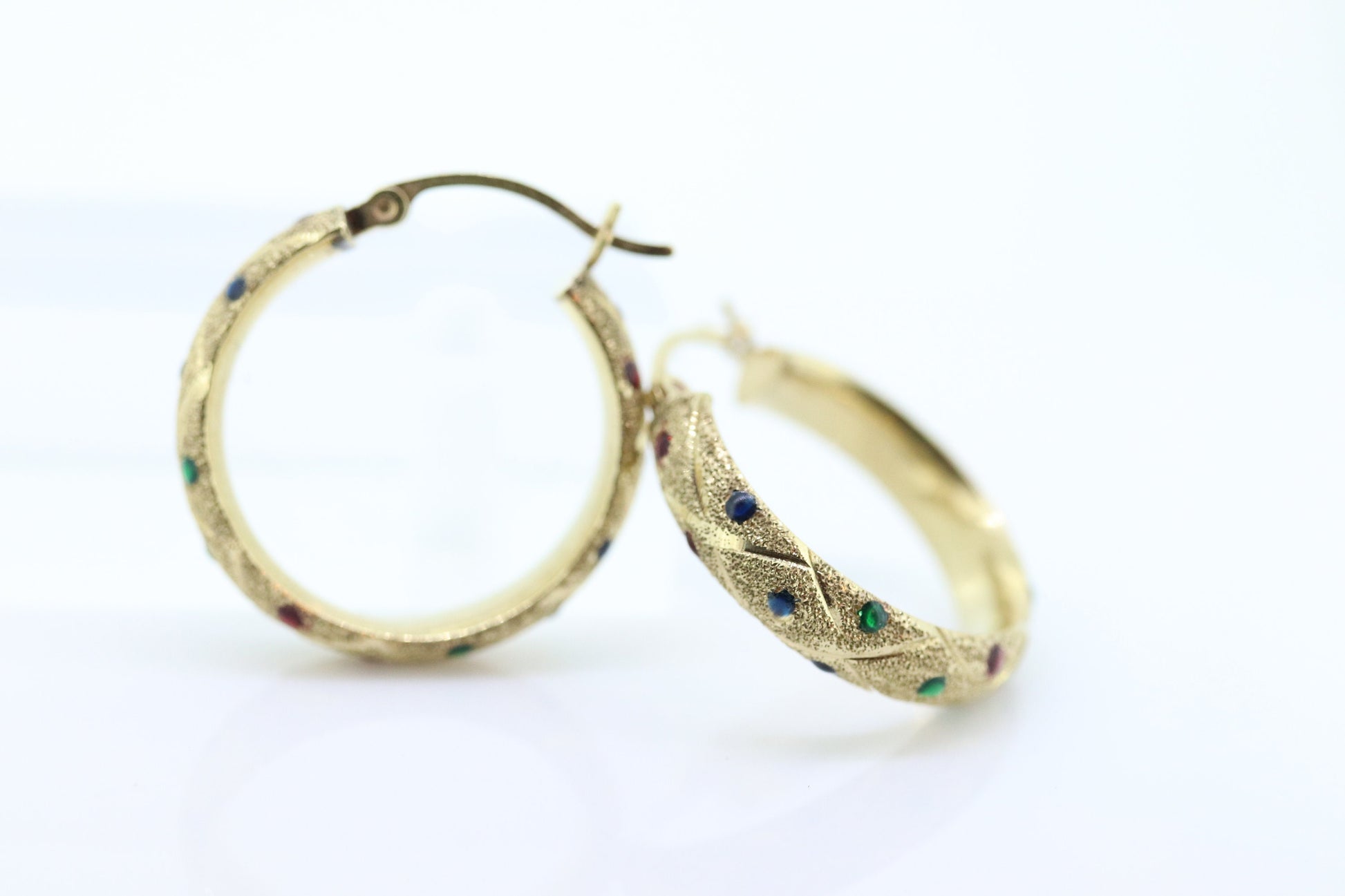 Hoop Earrings. 10k Yellow Gold. Textured Enamel Dot. Christmas Colors. Poka dot earrings. st(55/11)