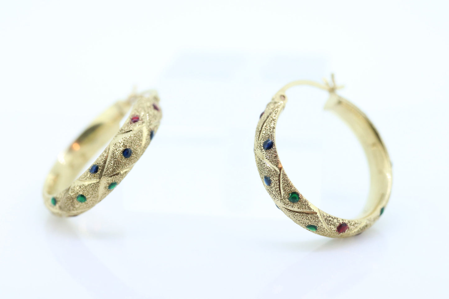 Hoop Earrings. 10k Yellow Gold. Textured Enamel Dot. Christmas Colors. Poka dot earrings. st(55/11)