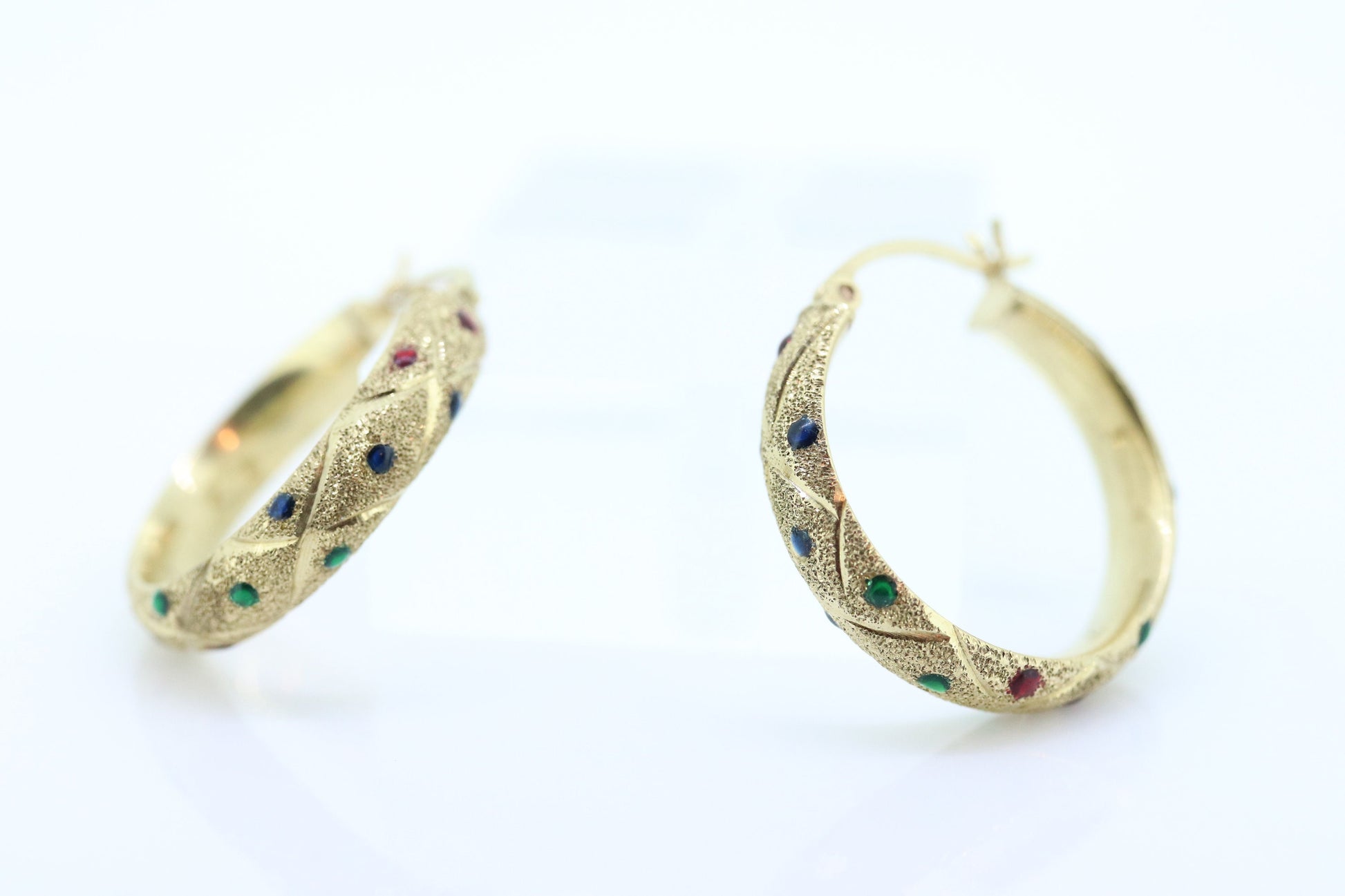 Hoop Earrings. 10k Yellow Gold. Textured Enamel Dot. Christmas Colors. Poka dot earrings. st(55/11)