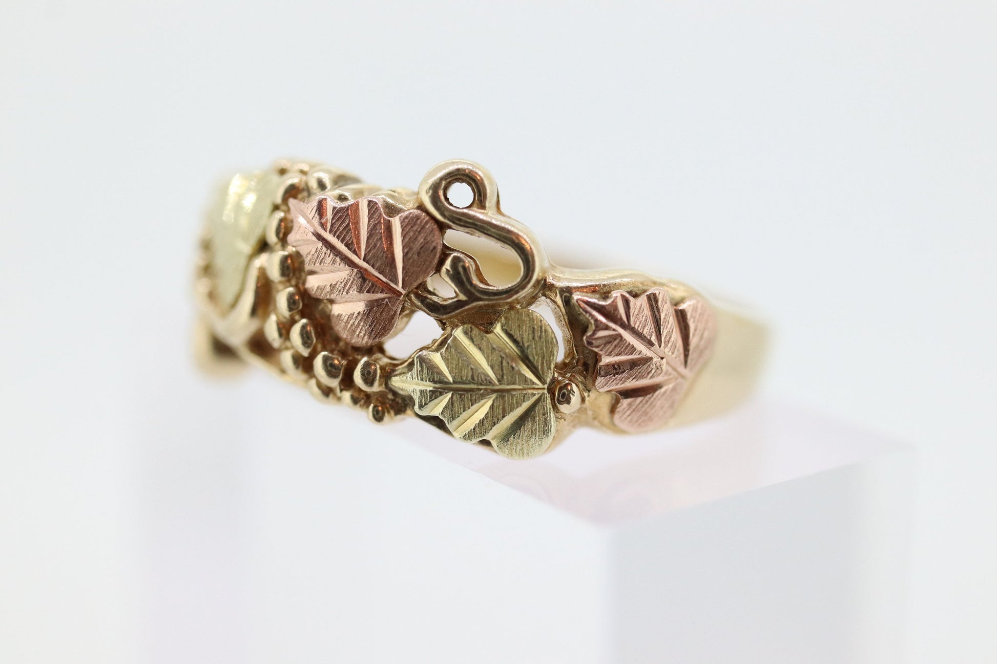 Black Hills Gold Ring. 10k Black Hills Gold wedding band. Vintage Black Hills gold. size 8 stock(115)