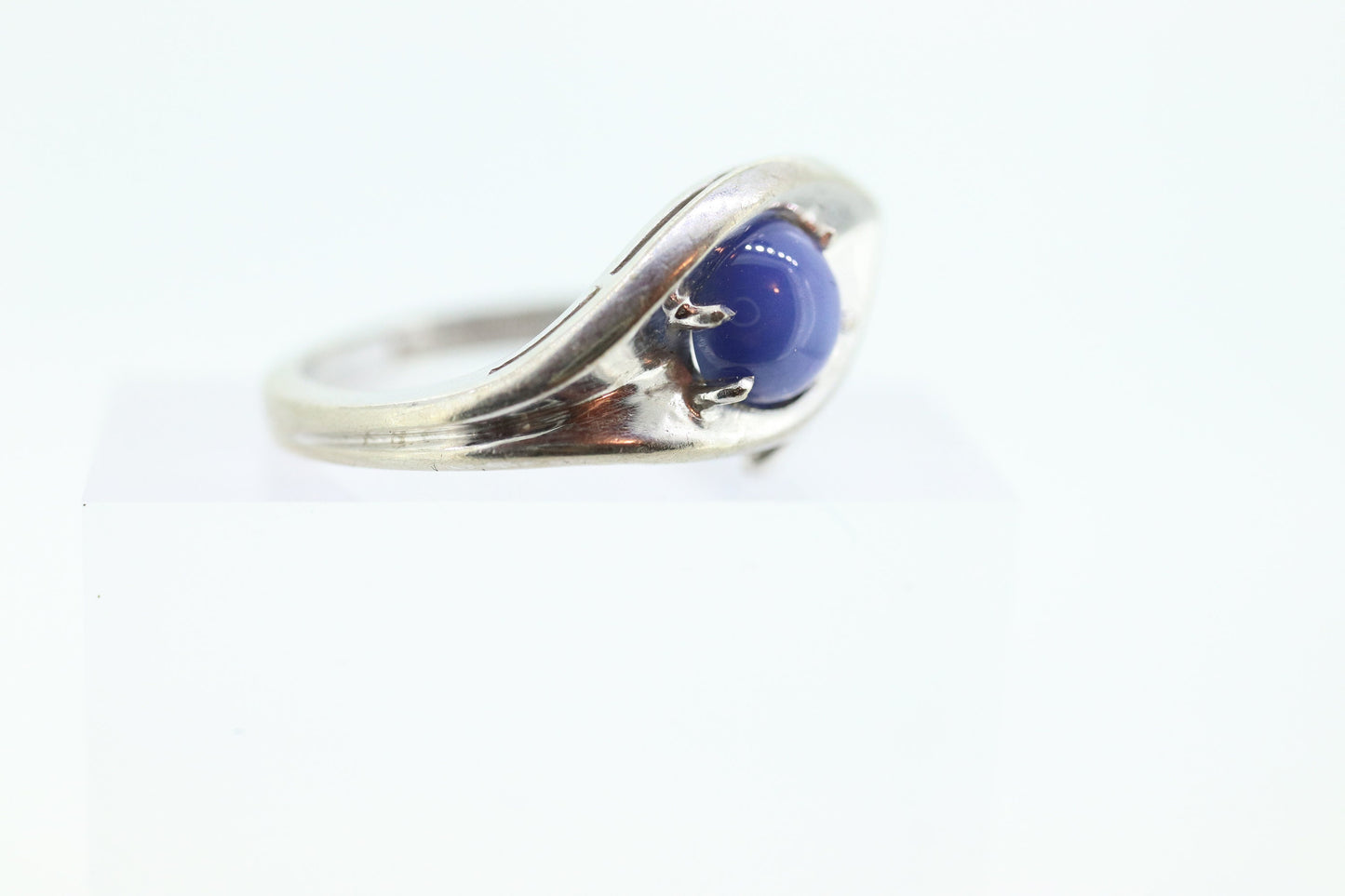 Linde Blue STAR Sapphire Solitaire ring. 10k White gold sapphire solitaire. Blue Star Sapphire bypass ring. st(97/75