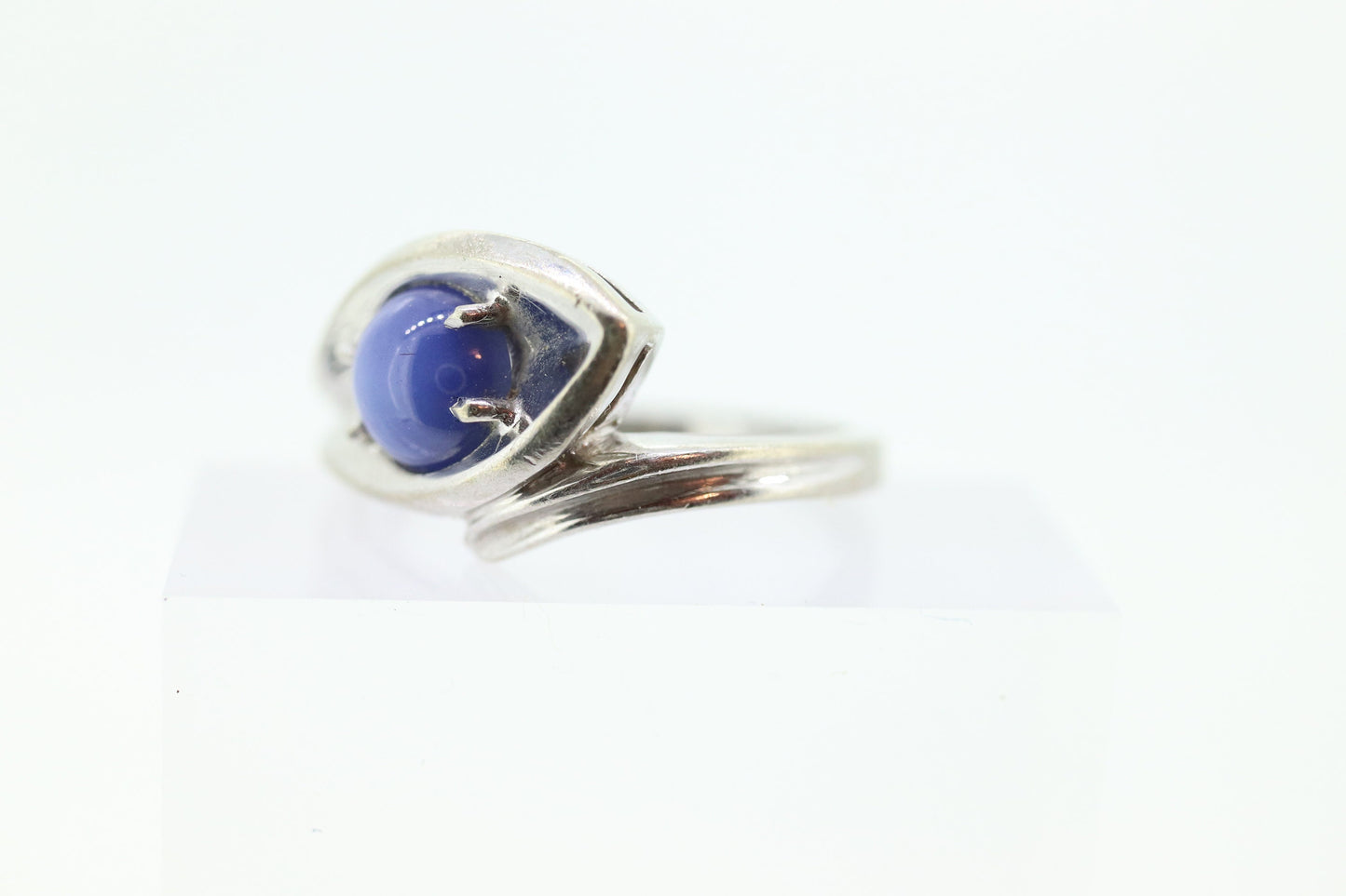 Linde Blue STAR Sapphire Solitaire ring. 10k White gold sapphire solitaire. Blue Star Sapphire bypass ring. st(97/75