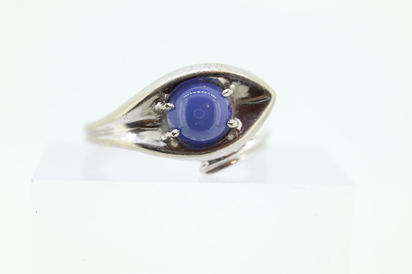 Linde Blue STAR Sapphire Solitaire ring. 10k White gold sapphire solitaire. Blue Star Sapphire bypass ring. st(97/75