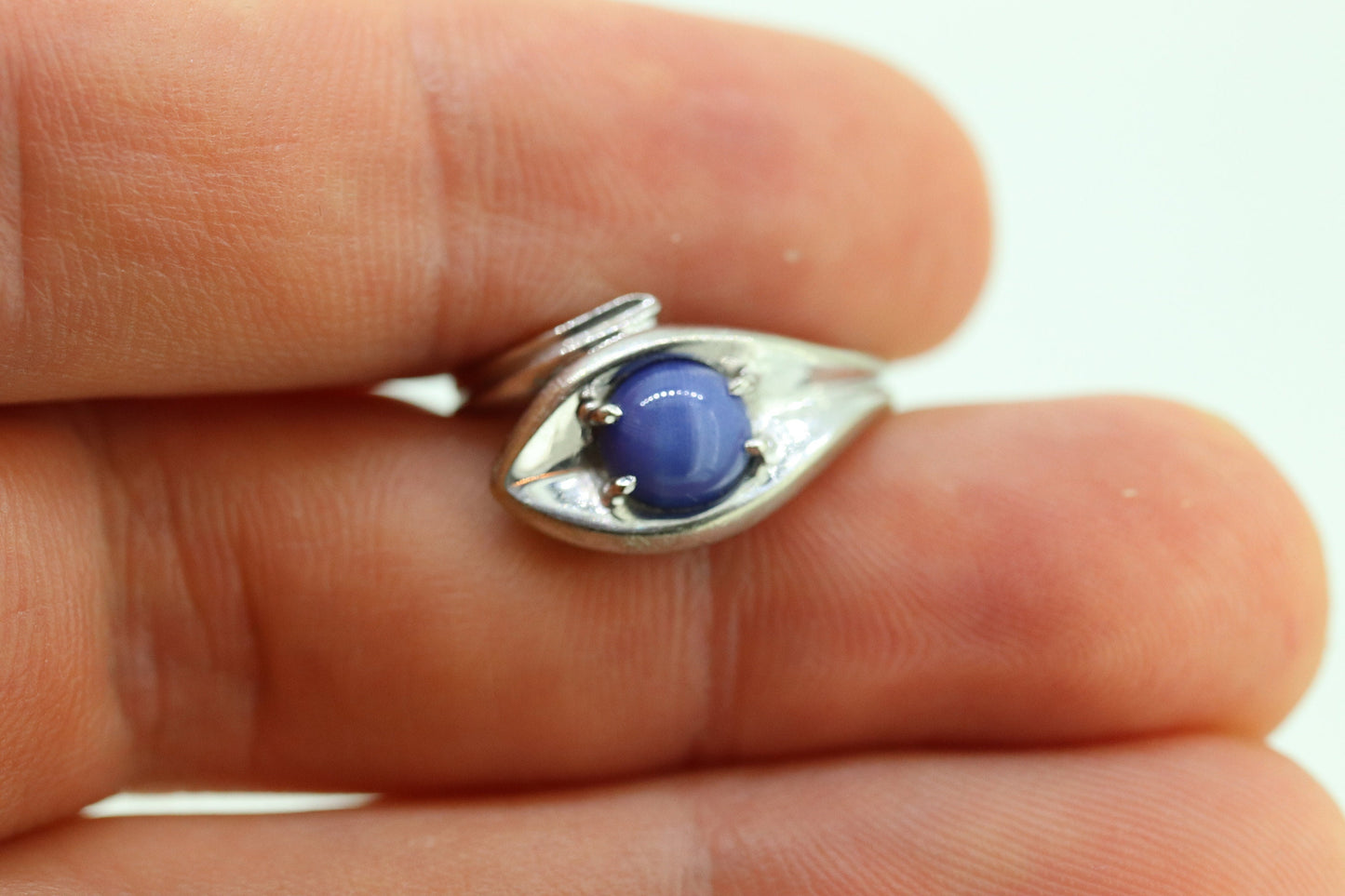 Linde Blue STAR Sapphire Solitaire ring. 10k White gold sapphire solitaire. Blue Star Sapphire bypass ring. st(97/75