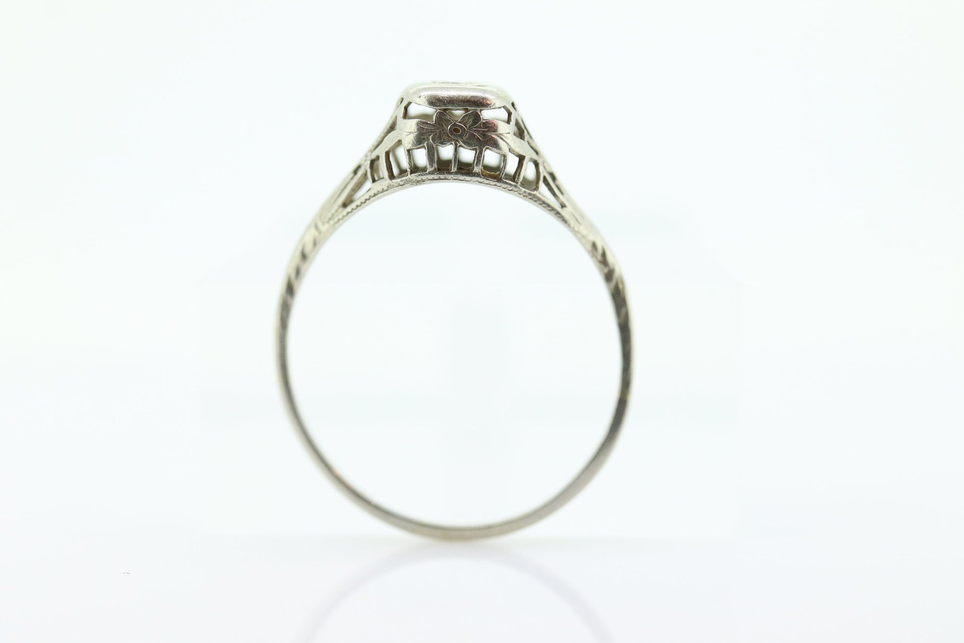 18k Art Deco Diamond ring. 18k White Gold Filigree Ring.st150
