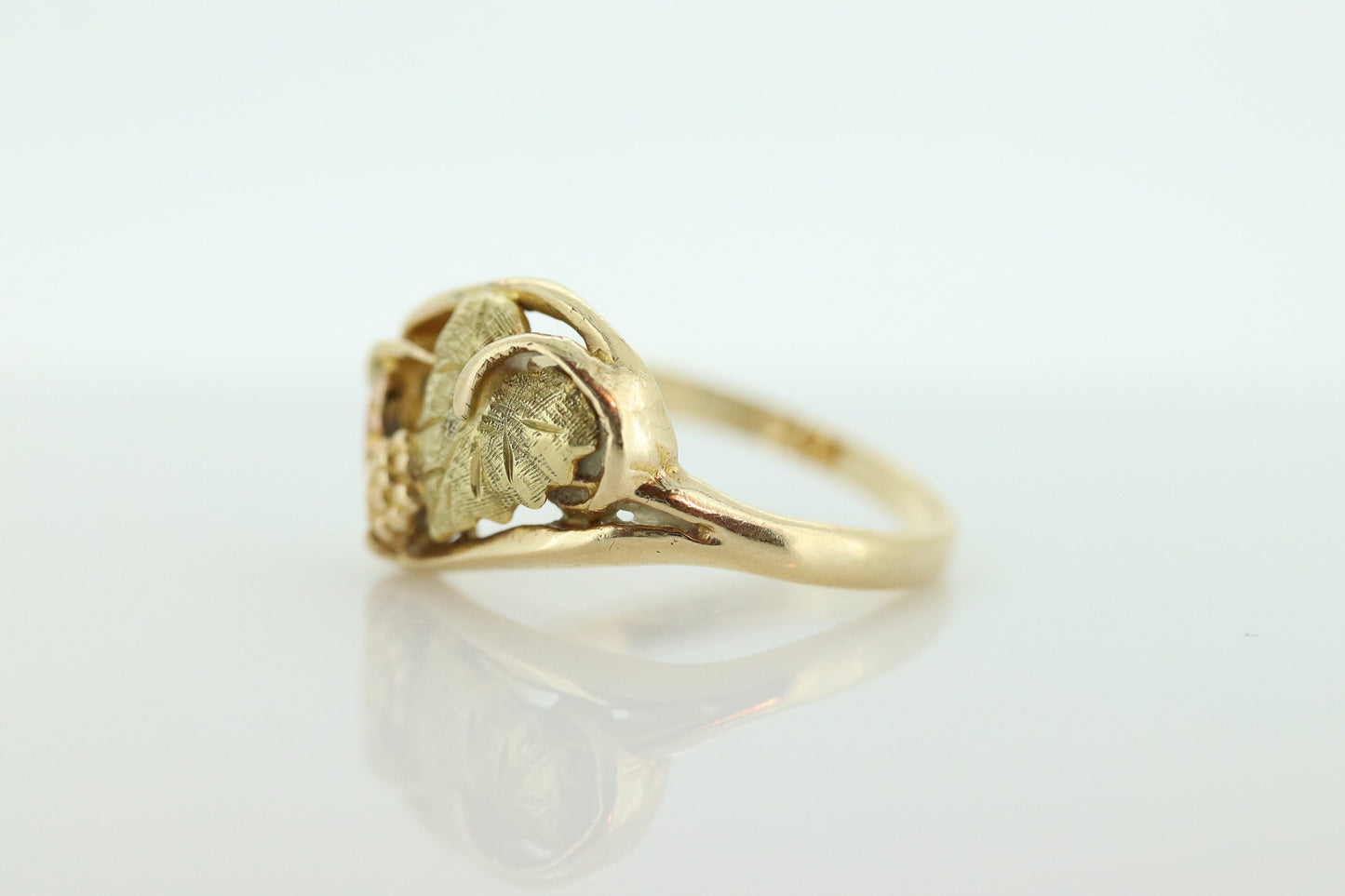 Black Hills Gold Ring. 10k Multi-Tone Gold. Black Hills Gold Design with Tricolor Leaves. St(92)