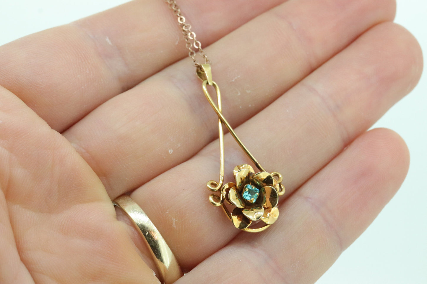 10k Flower Topaz Lavaliere. 10k Gold Rose Flower Topaz Pendant. Blue topaz pendant. Flower Petals. st(80)