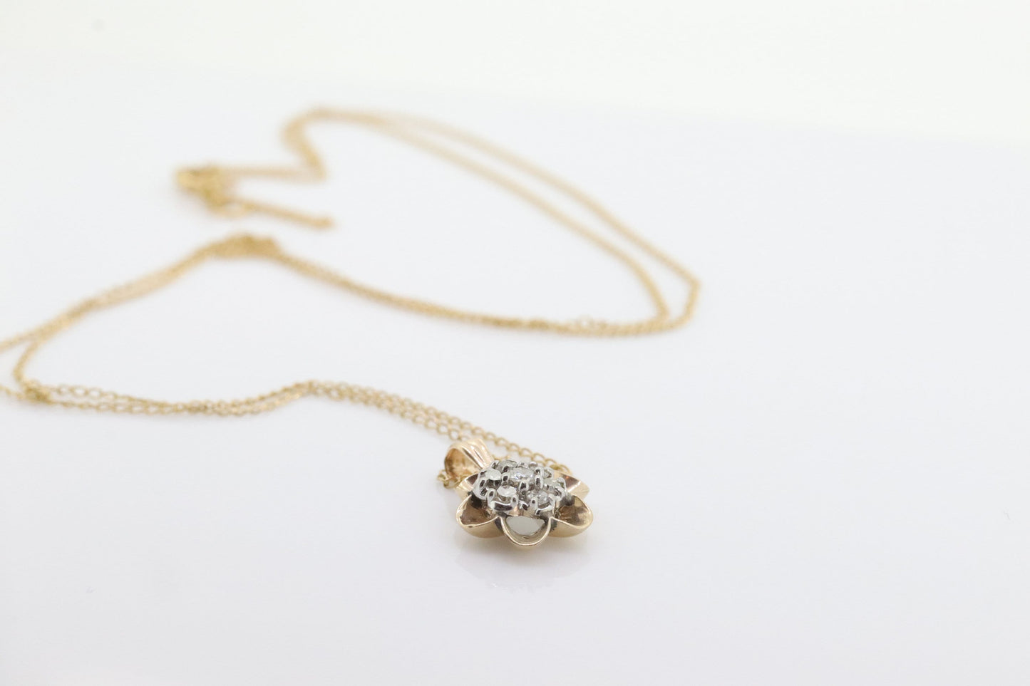 14k Diamond DAISY Pendant. 14k Diamond Daisy Buttercup flower pendant and necklace. st(110)