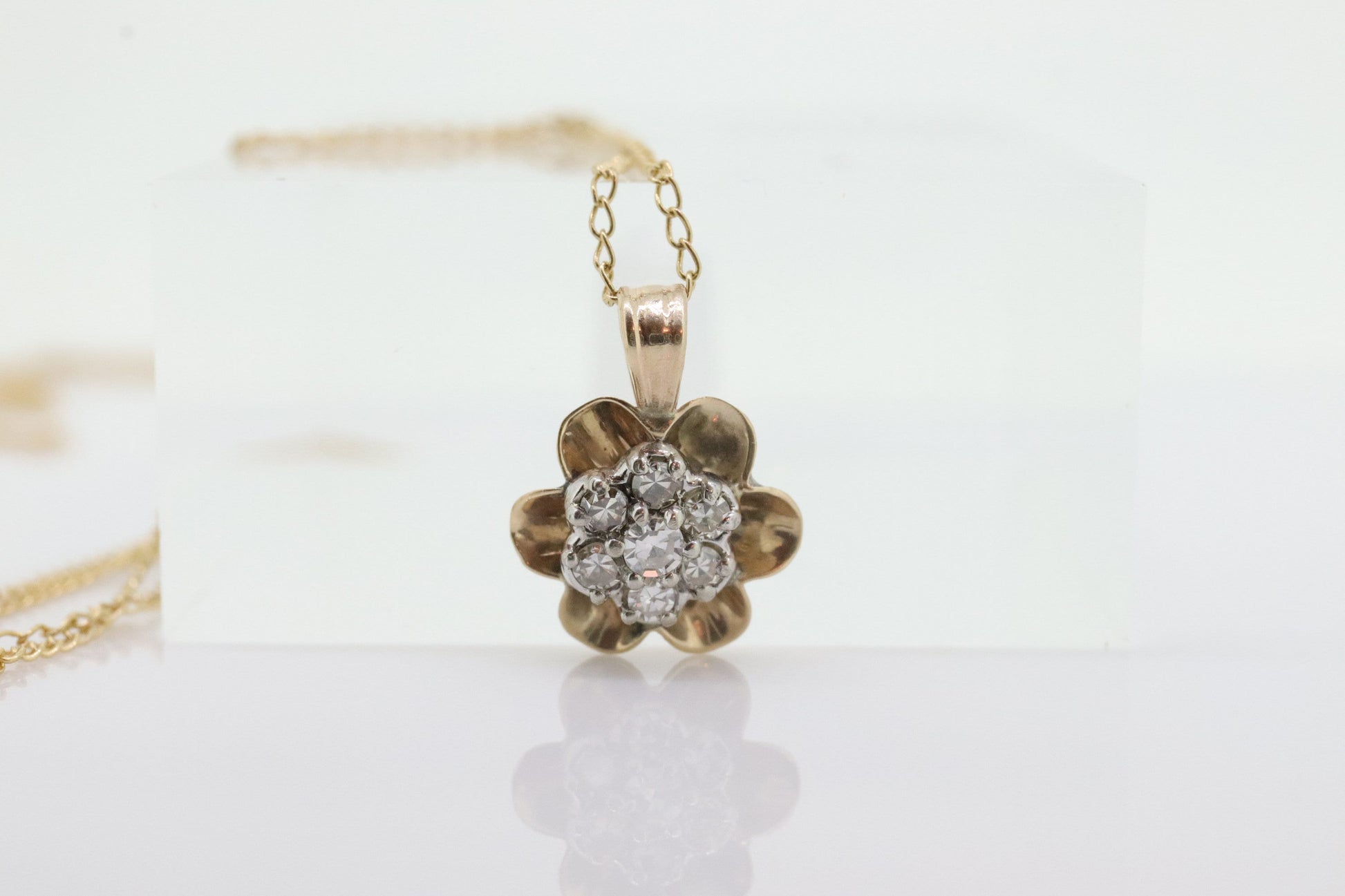 14k Diamond DAISY Pendant. 14k Diamond Daisy Buttercup flower pendant and necklace. st(110)