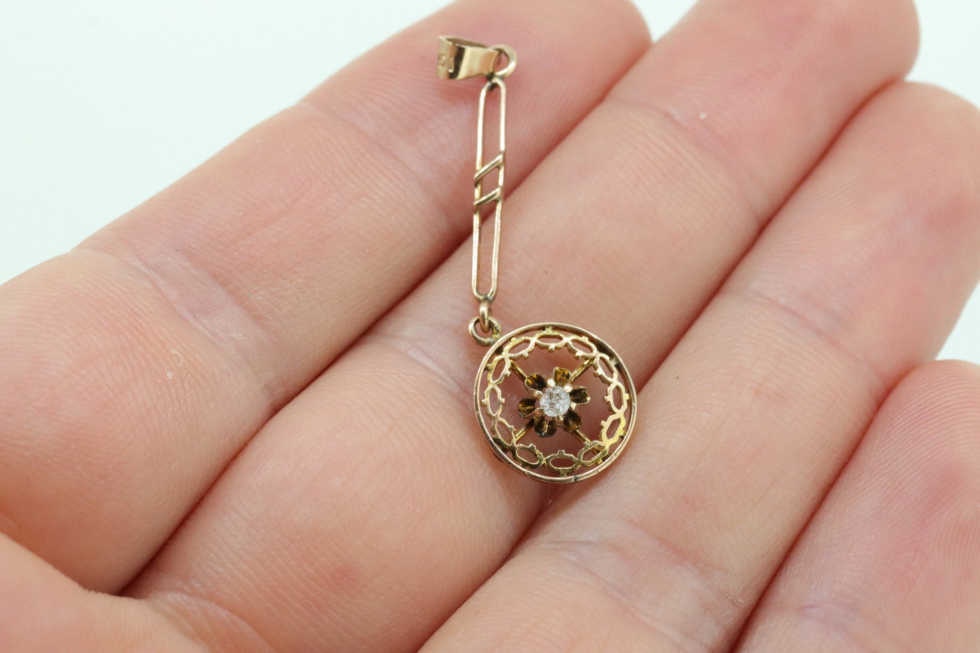 Antique Diamond pendant lavaliere. 10k Gold with a diamond set buttercup. Art nouveau era. st(80)