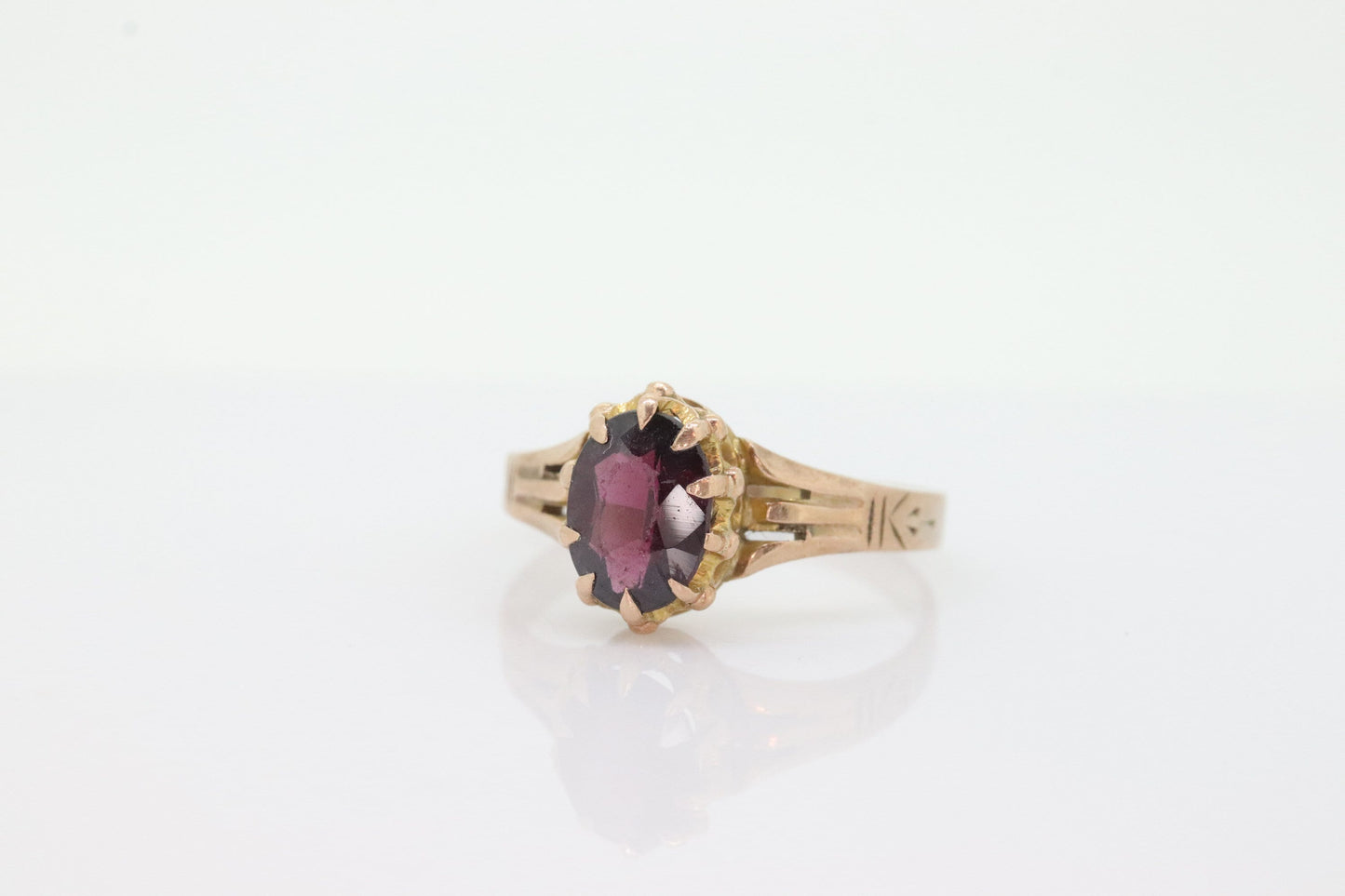 10k Victorian Claw Set Garnet. Antique 10k Gold oval garnet claw set solitaire. st(21/47)