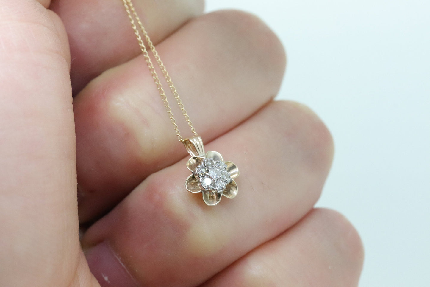 14k Diamond DAISY Pendant. 14k Diamond Daisy Buttercup flower pendant and necklace. st(110)