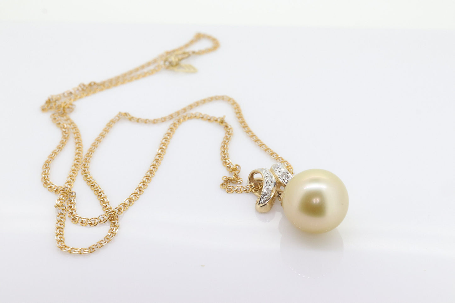 South Sea Pearl Pendant. 14k Gold South Sea Pearl Dangle Pendant Necklace. Large Pearl diamond necklace. st(192/11)