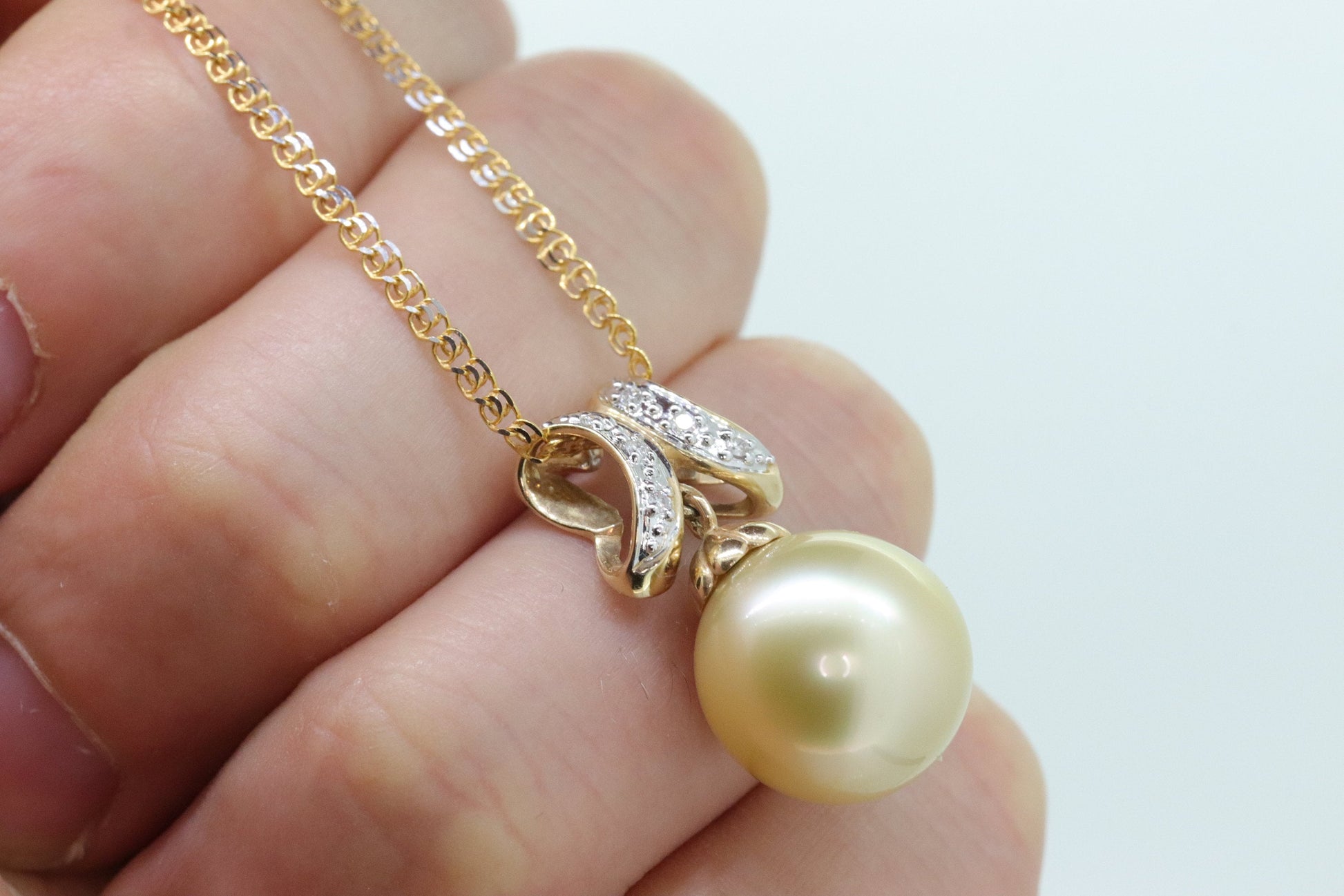 South Sea Pearl Pendant. 14k Gold South Sea Pearl Dangle Pendant Necklace. Large Pearl diamond necklace. st(192/11)