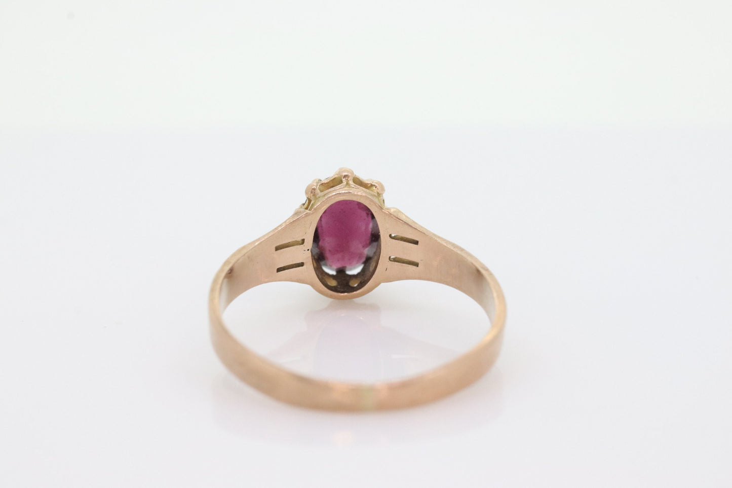 10k Victorian Claw Set Garnet. Antique 10k Gold oval garnet claw set solitaire. st(21/47)