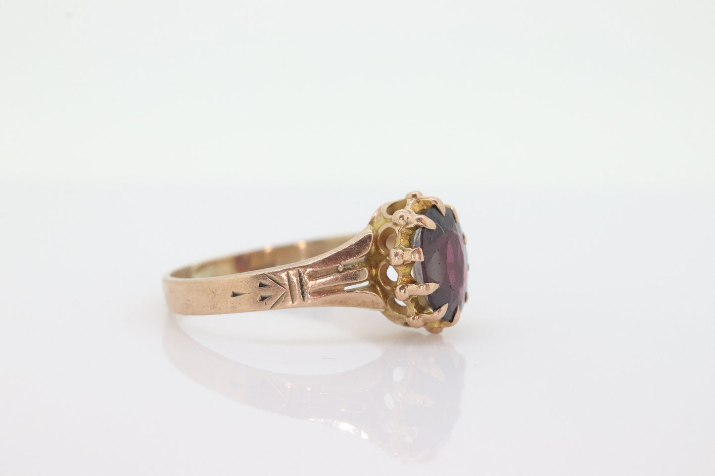 10k Victorian Claw Set Garnet. Antique 10k Gold oval garnet claw set solitaire. st(21/47)