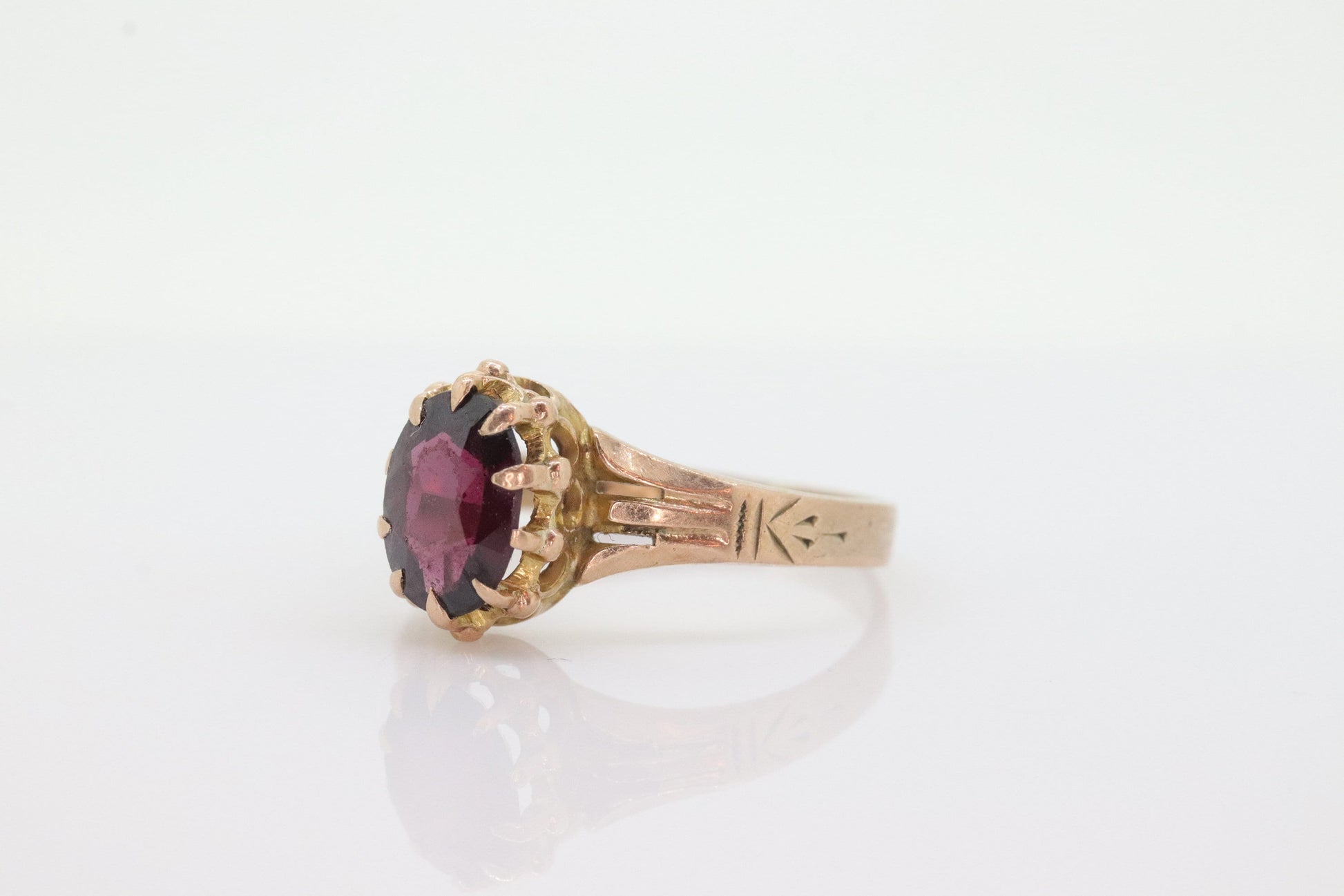 10k Victorian Claw Set Garnet. Antique 10k Gold oval garnet claw set solitaire. st(21/47)