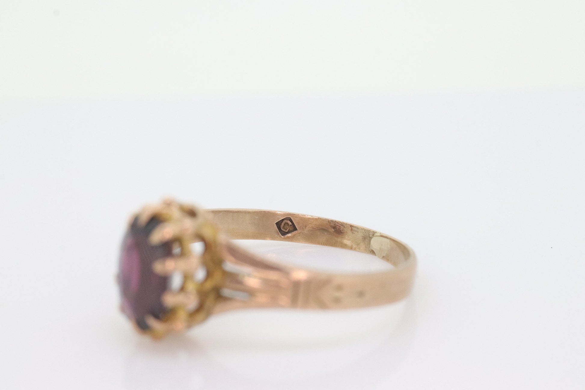 10k Victorian Claw Set Garnet. Antique 10k Gold oval garnet claw set solitaire. st(21/47)