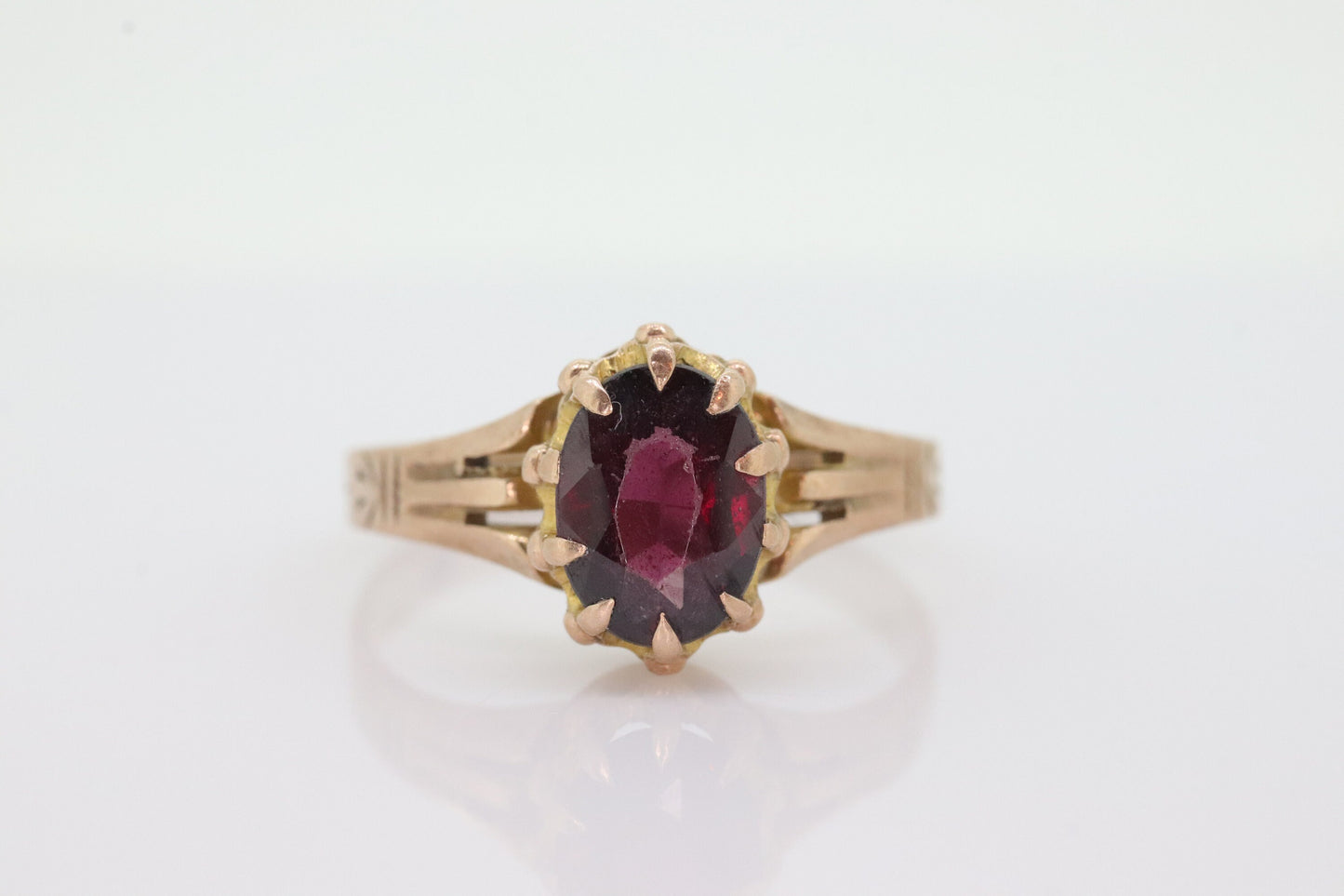 10k Victorian Claw Set Garnet. Antique 10k Gold oval garnet claw set solitaire. st(21/47)