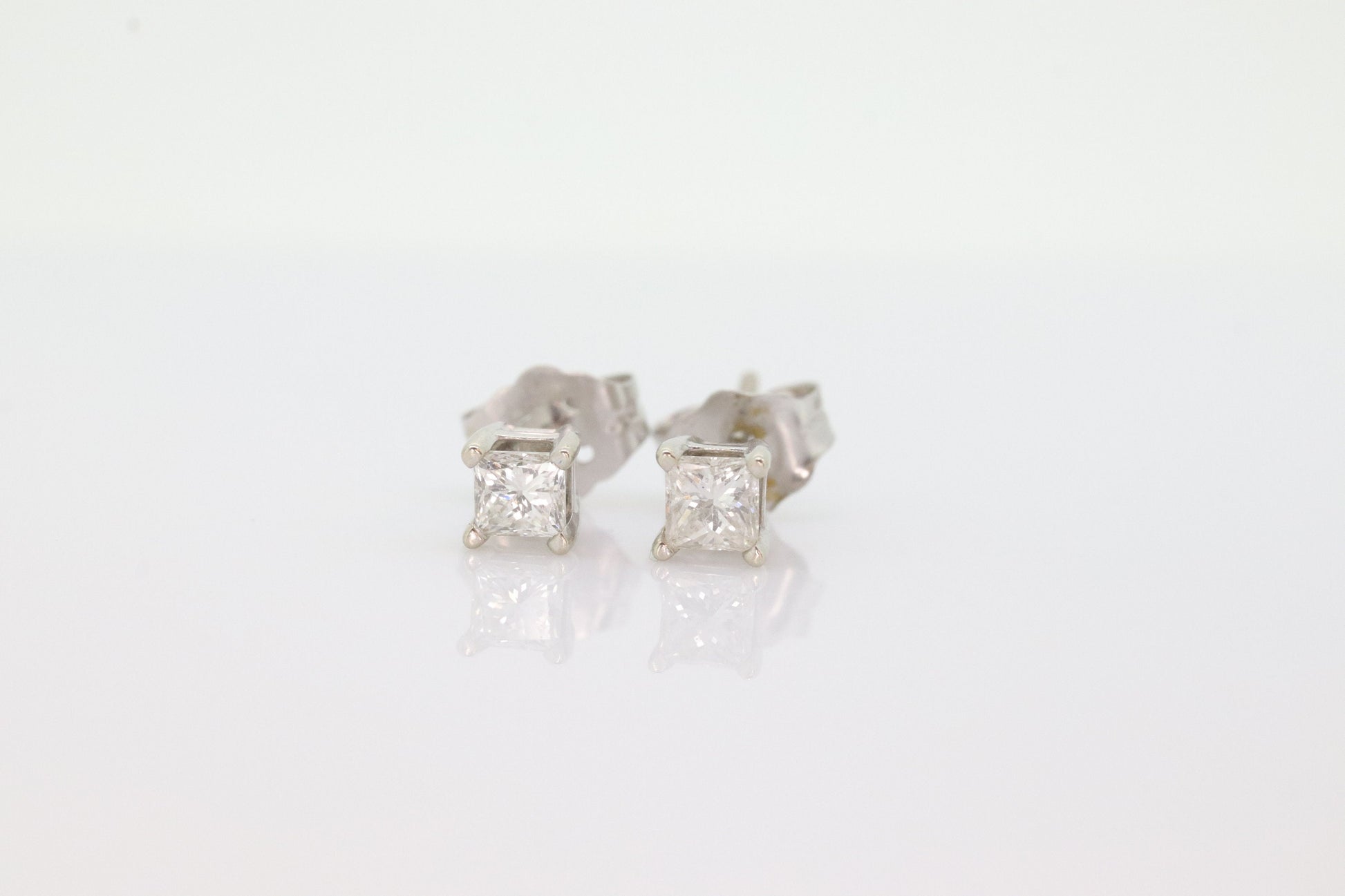 14k Diamond studs 14k gold earrings. 14k Princess Square Diamond Solitaire earrings. CERTIFIED st(138)