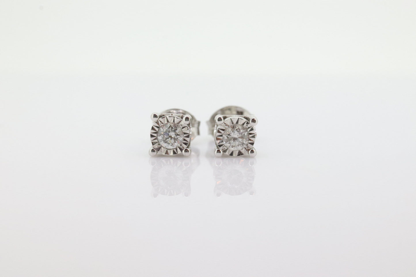 Diamond stud earrings. 14k Diamond Solitaire earrings. Diamond encrusted earrings. Certified. st(81)