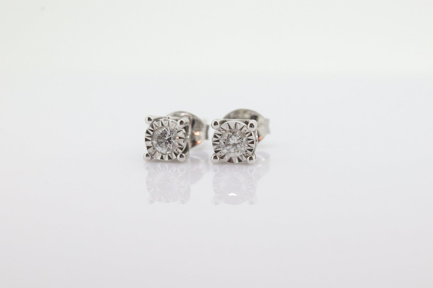 Diamond stud earrings. 14k Diamond Solitaire earrings. Diamond encrusted earrings. Certified. st(81)