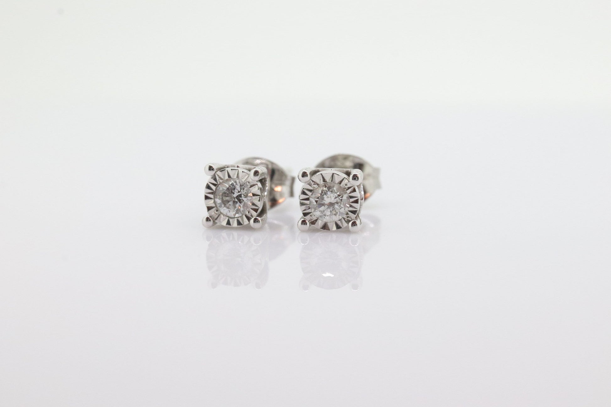 Diamond stud earrings. 14k Diamond Solitaire earrings. Diamond encrusted earrings. Certified. st(81)