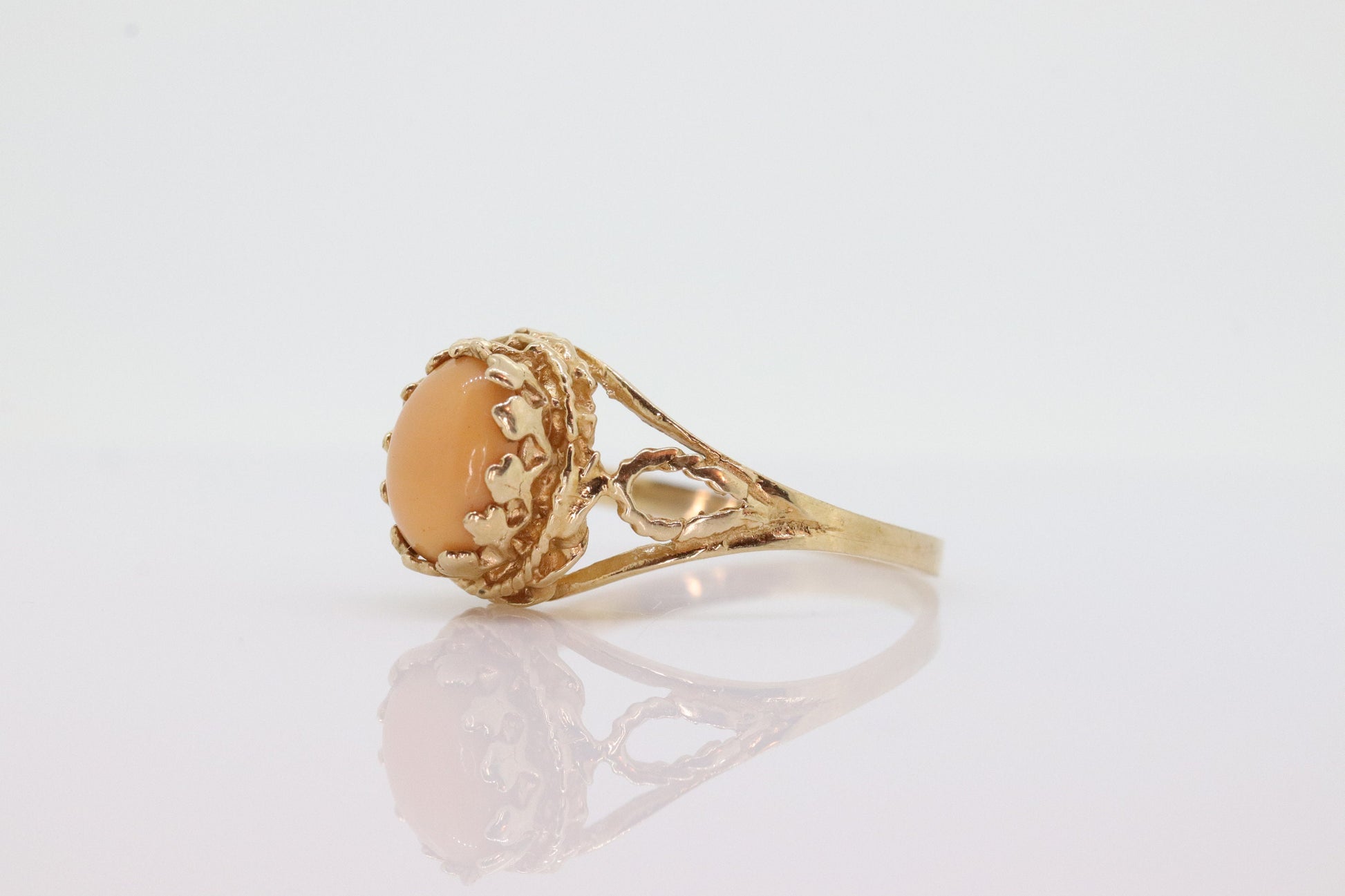 10k Coral Pink Cabochon ring. Open scroll filigree Coral ring. Open scroll band. 10k Yellow gold coral. st(60)