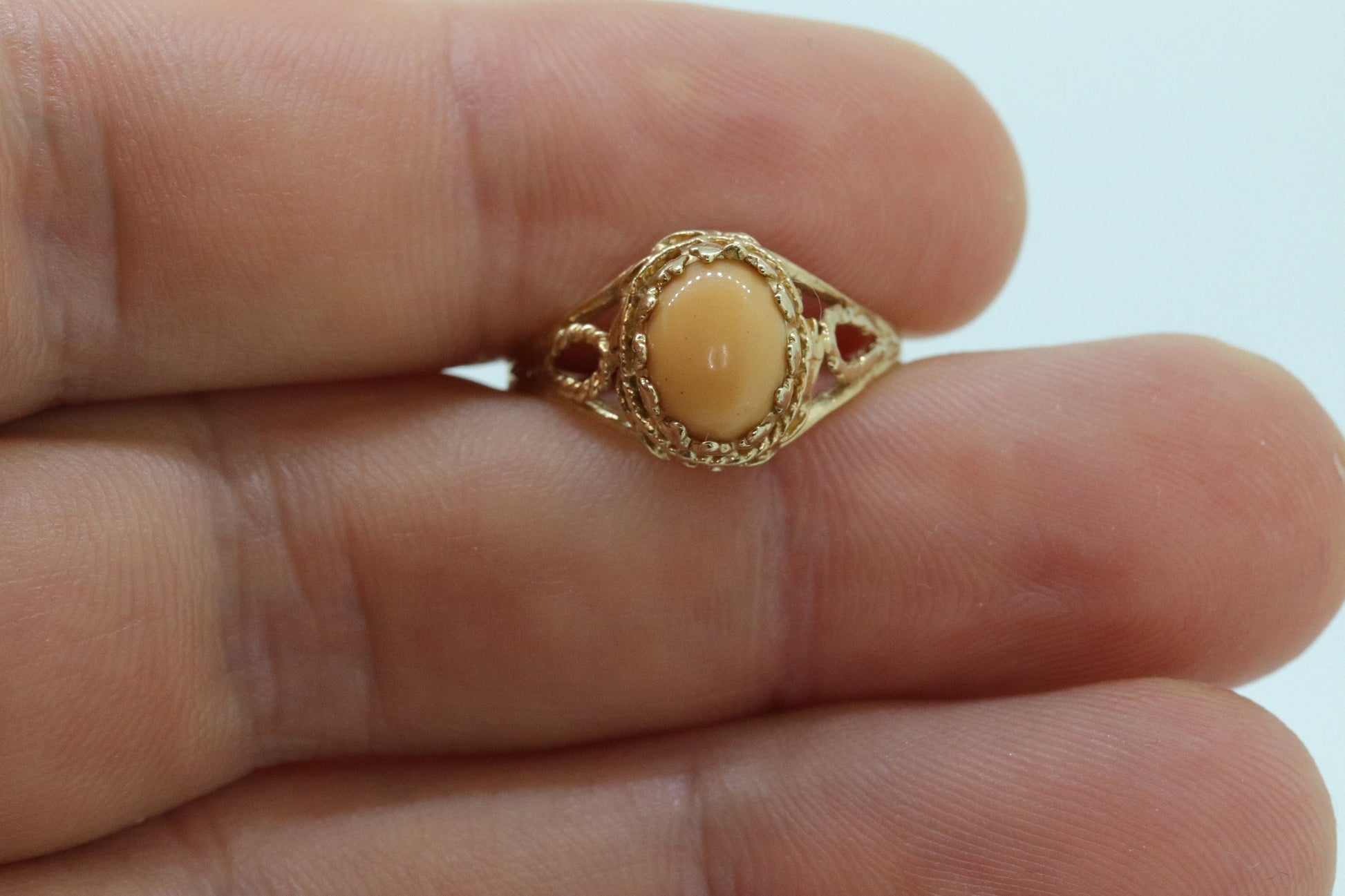 10k Coral Pink Cabochon ring. Open scroll filigree Coral ring. Open scroll band. 10k Yellow gold coral. st(60)