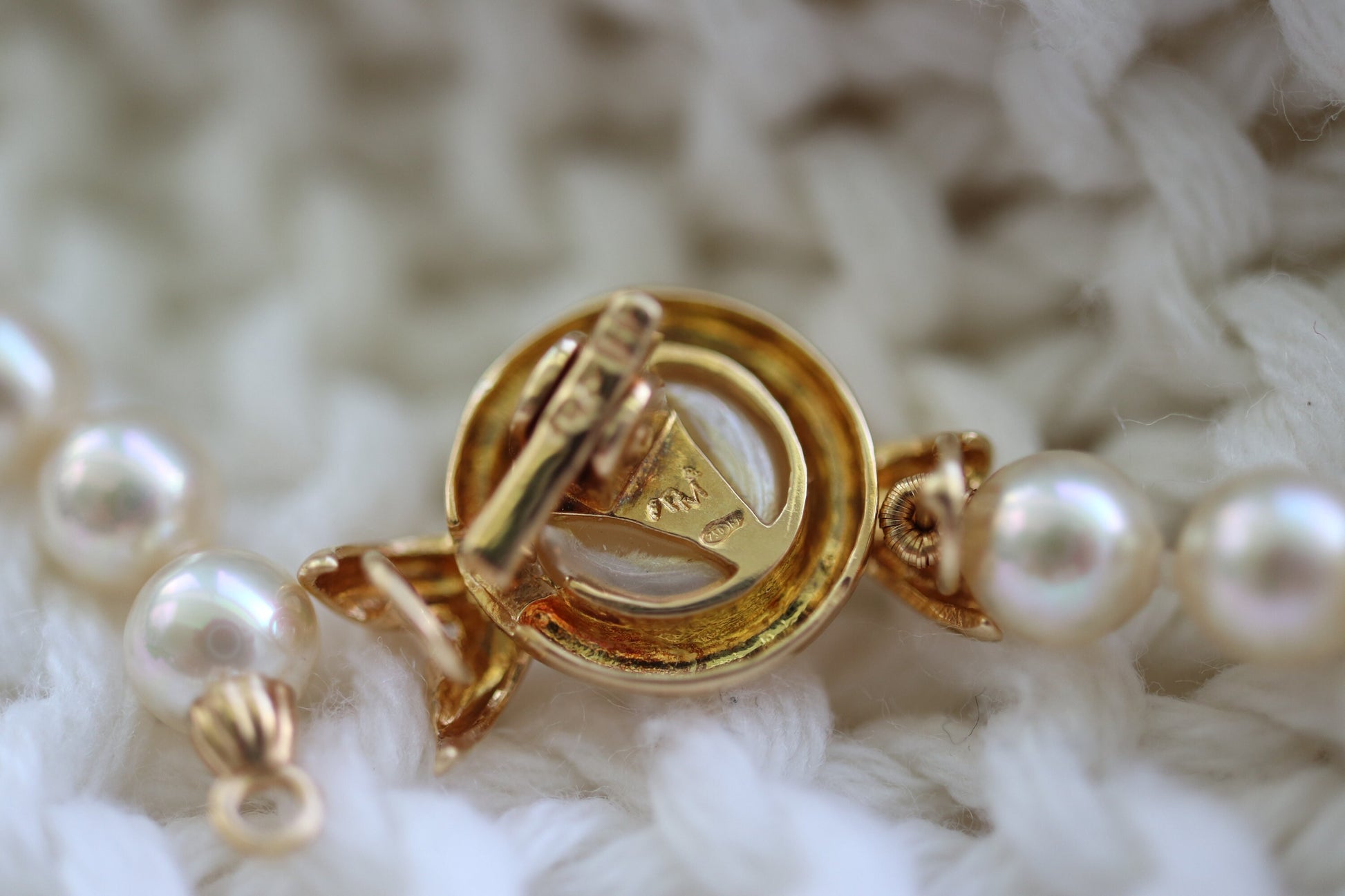 18k Akoya Pearl Necklace. High Quality Designer 18in length 5.5mm AKOYA pearls with warm hue. 18k PMS Designer Pearls necklace. st(115)