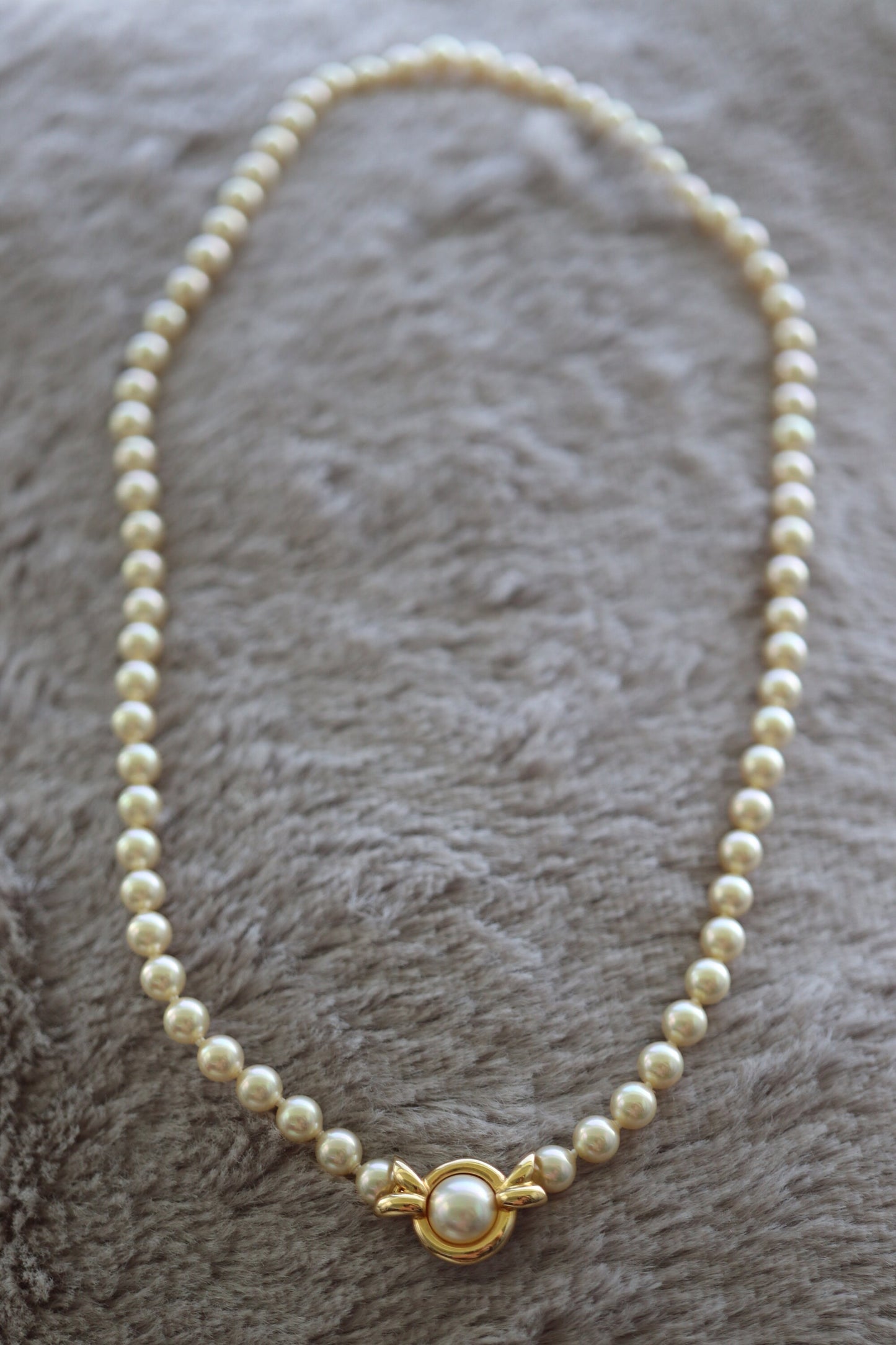 18k Akoya Pearl Necklace. High Quality Designer 18in length 5.5mm AKOYA pearls with warm hue. 18k PMS Designer Pearls necklace. st(115)