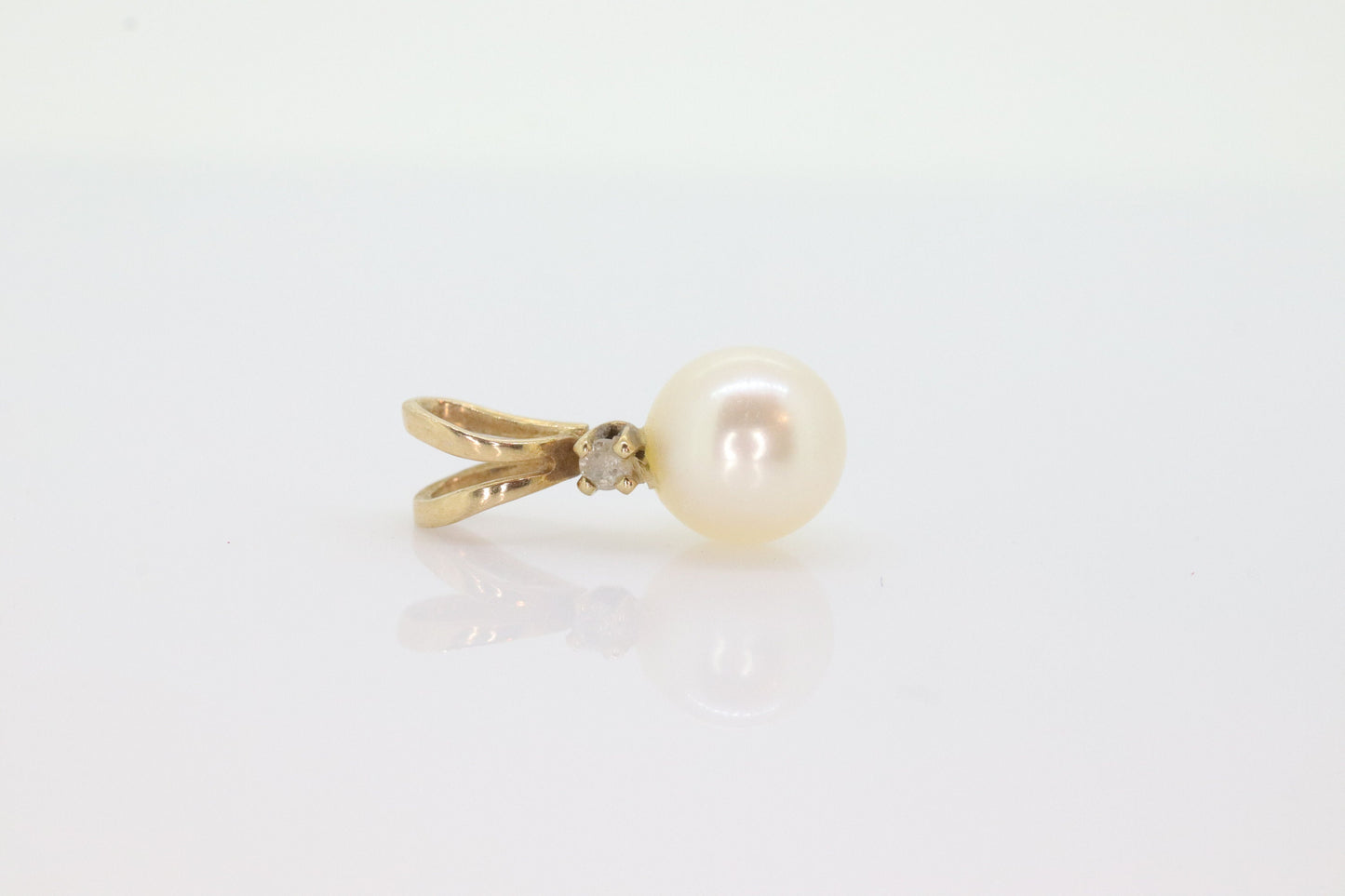 Pearl diamond pendant. 10k Dangle Pearl pendant (st25)