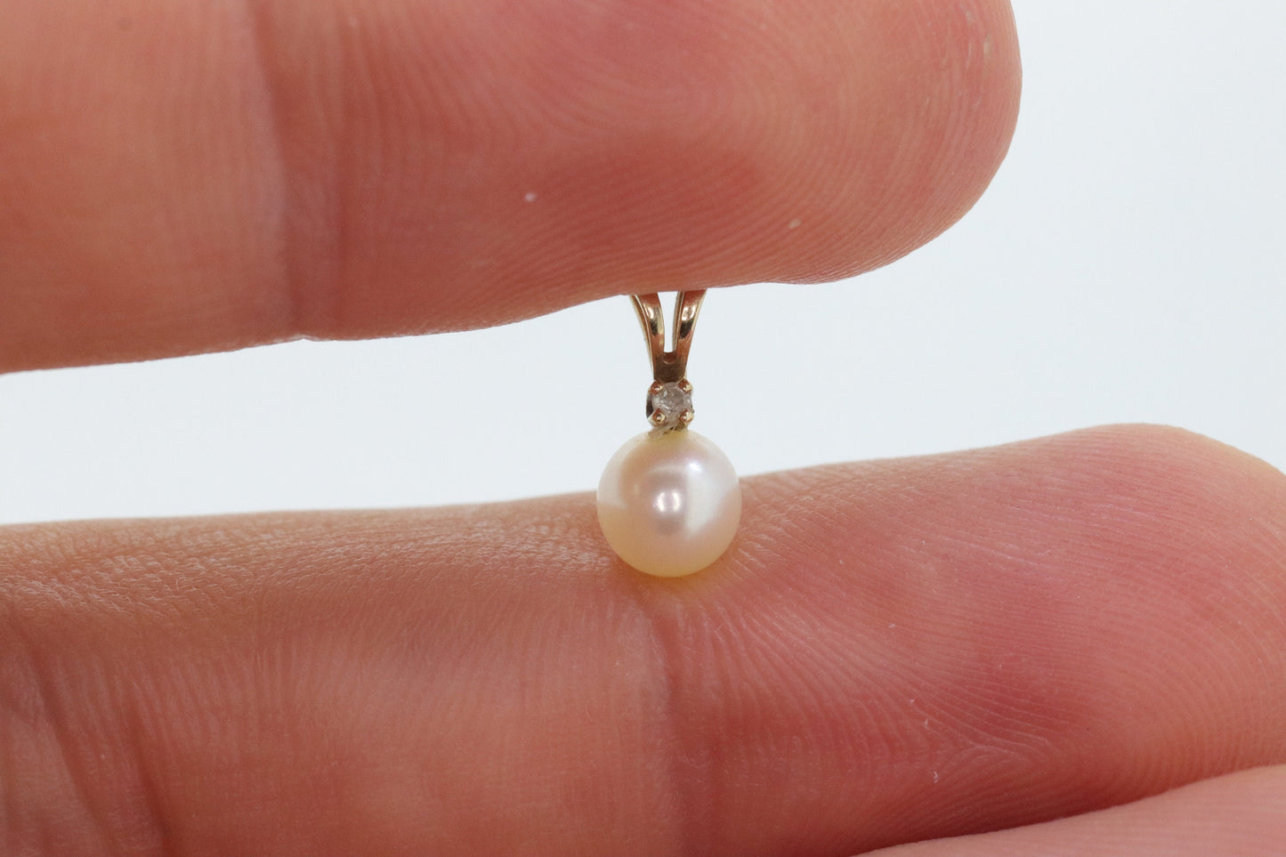 Pearl diamond pendant. 10k Dangle Pearl pendant (st25)