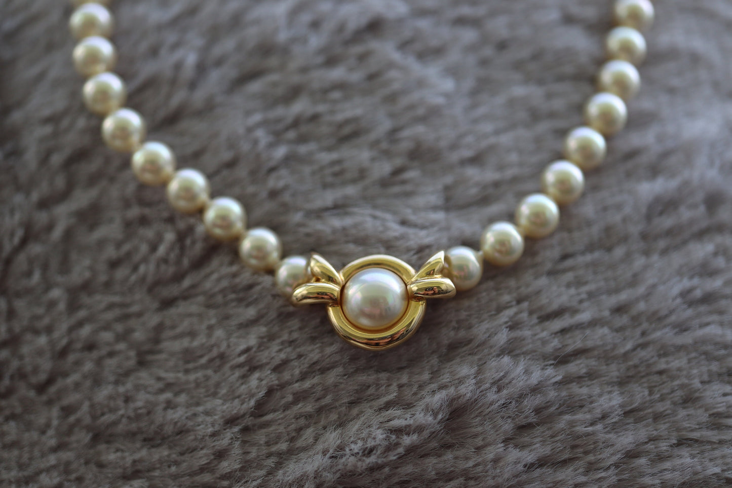 18k Akoya Pearl Necklace. High Quality Designer 18in length 5.5mm AKOYA pearls with warm hue. 18k PMS Designer Pearls necklace. st(115)