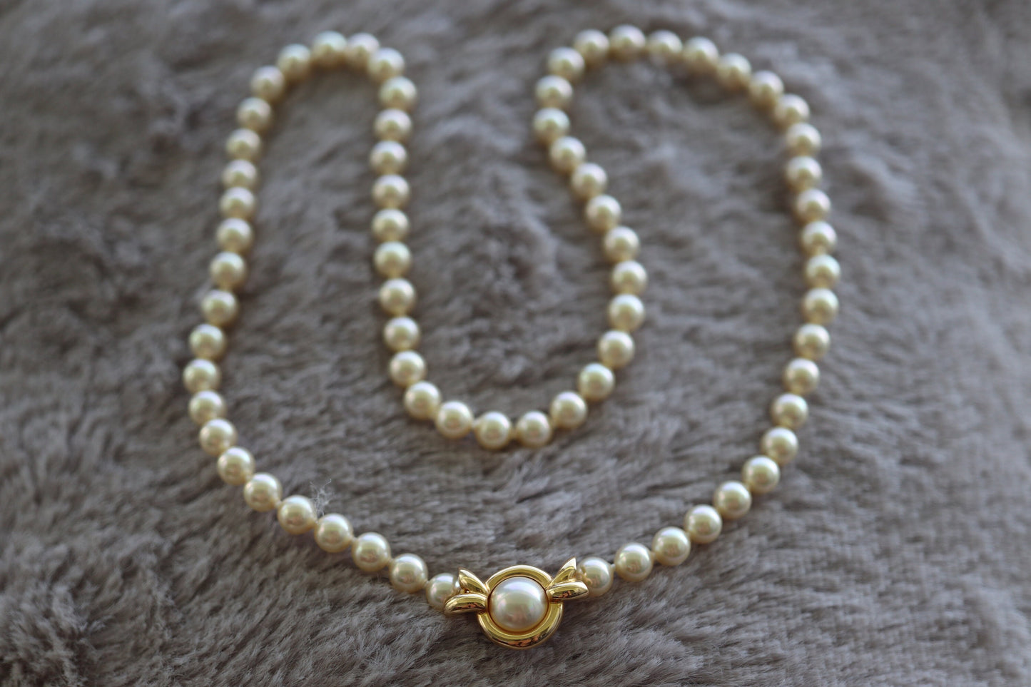 18k Akoya Pearl Necklace. High Quality Designer 18in length 5.5mm AKOYA pearls with warm hue. 18k PMS Designer Pearls necklace. st(115)