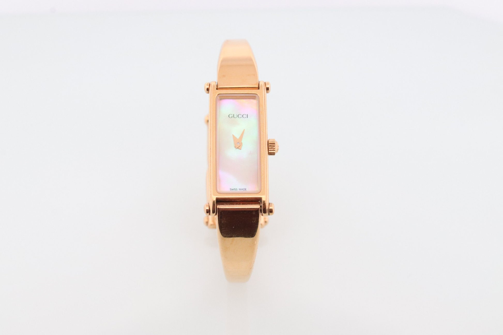Vintage GUCCI 1500L Quartz Watch Timepiece. Gucci MOP Gold Tone Bangle Wrist Watch Ladies. st(55)